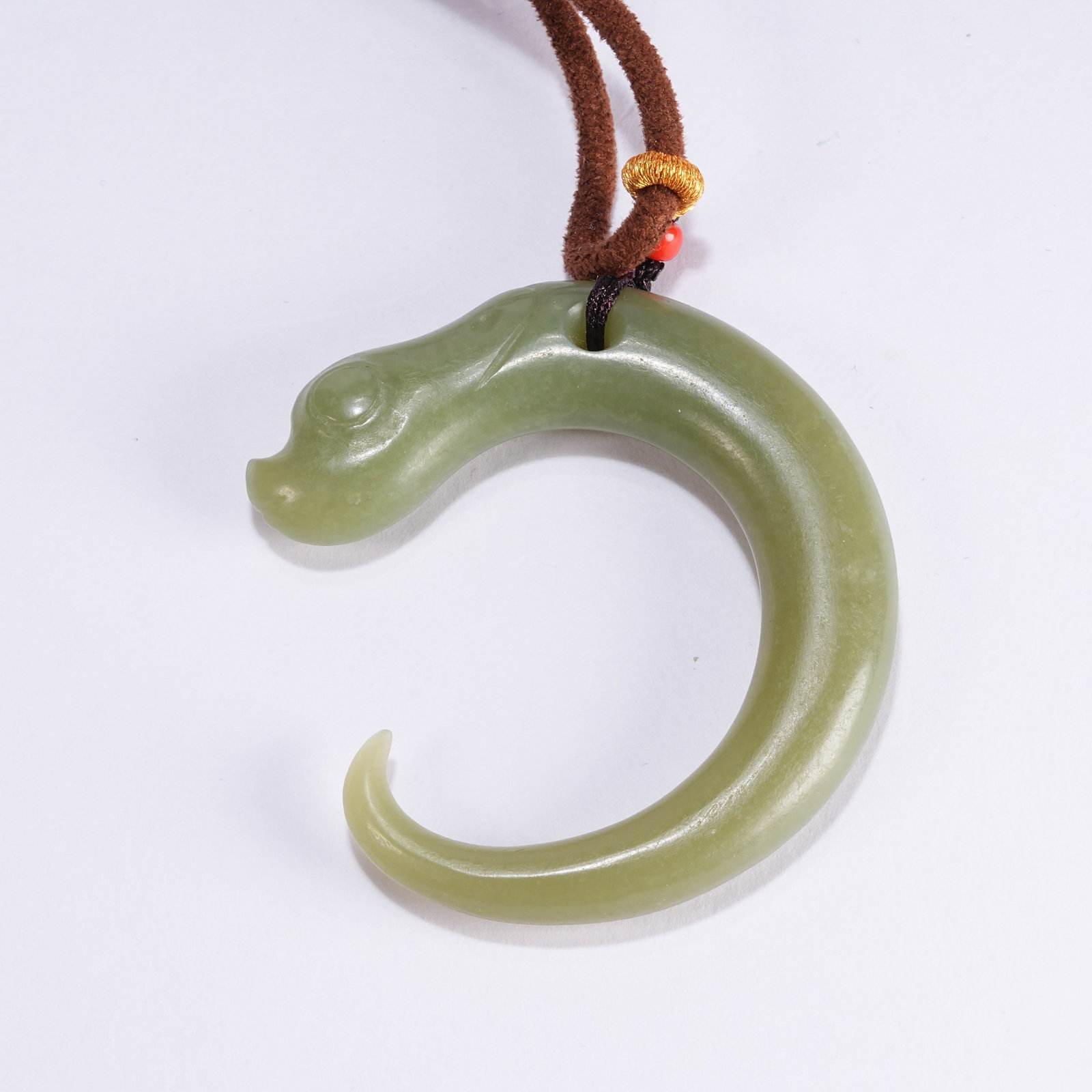A ANCIENT JADE C-SHAPED DRAGON PENDANT (1 of 9)