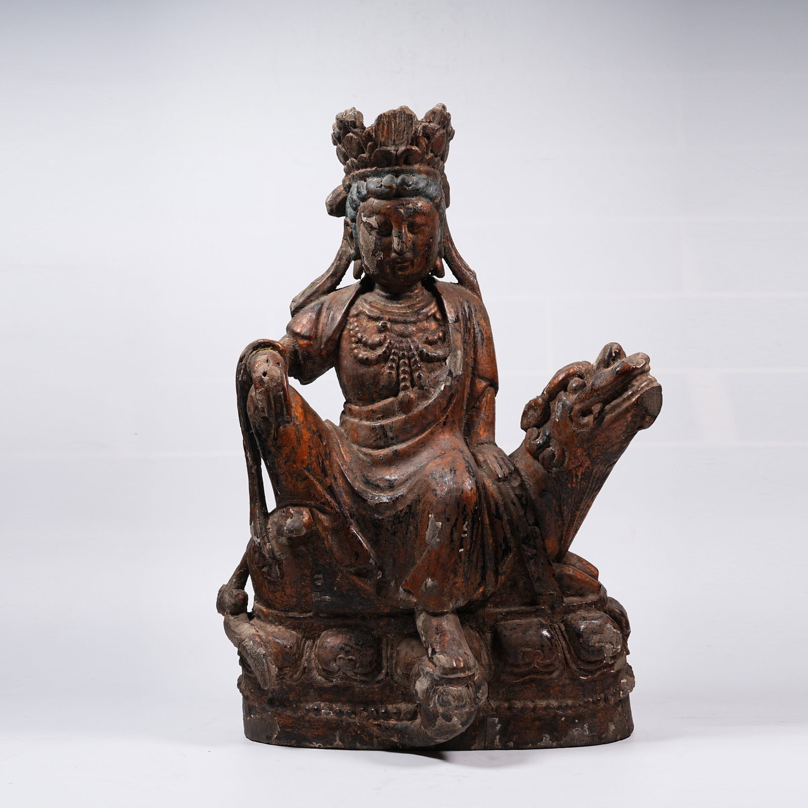 A WOOD-CORED GILT LACQUER GUANYIN STATUE: Wood-Cored Gilt Lacquer Guanyin Statue