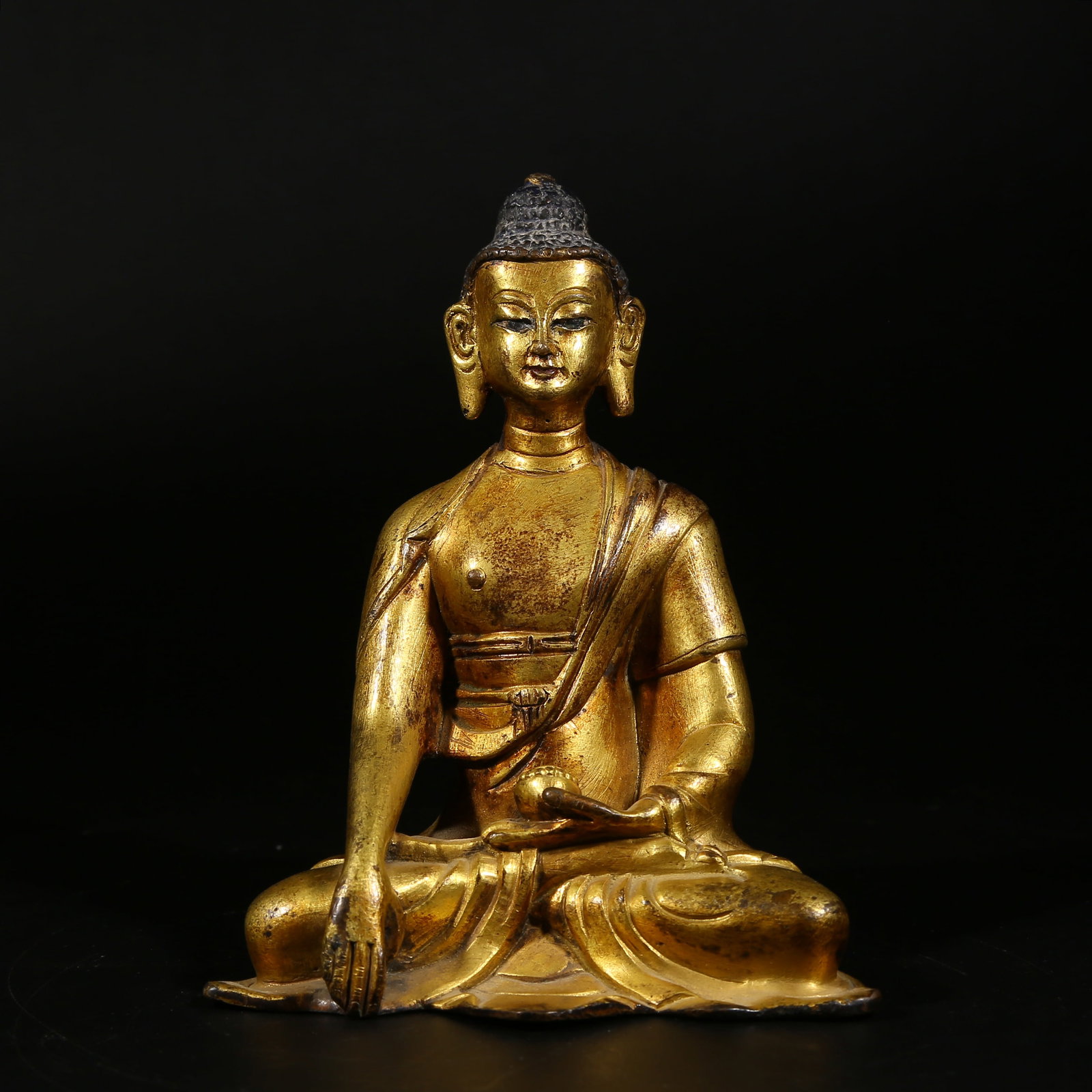 A GILDED BRONZE STATUE OF SHAKYAMUNI BUDDHA (1 of 8)