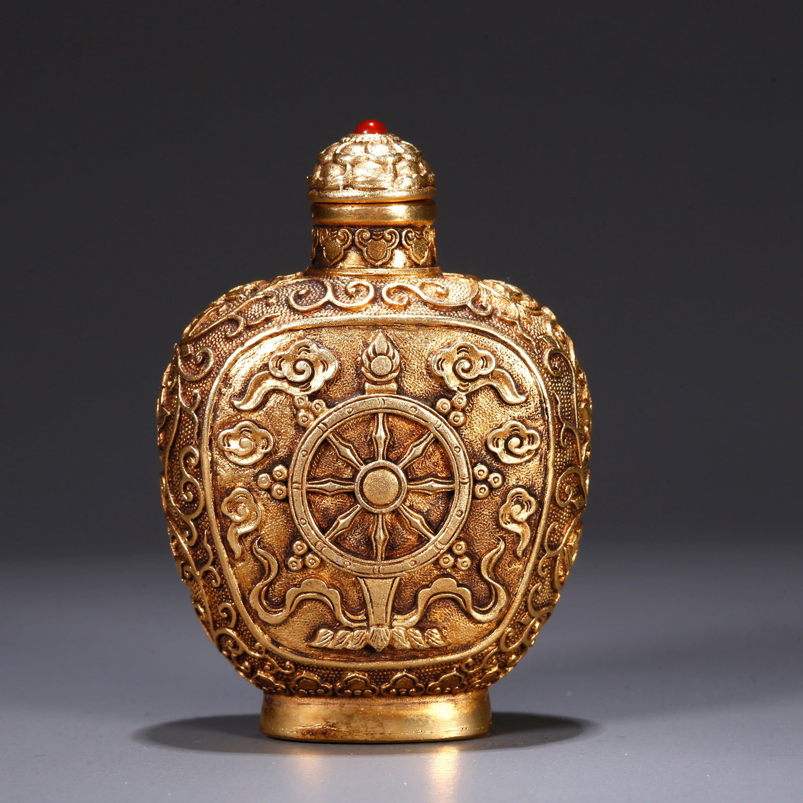 A GILT BRONZE SNUFF BOTTLE WITH OAR PATTERN (1 of 10)