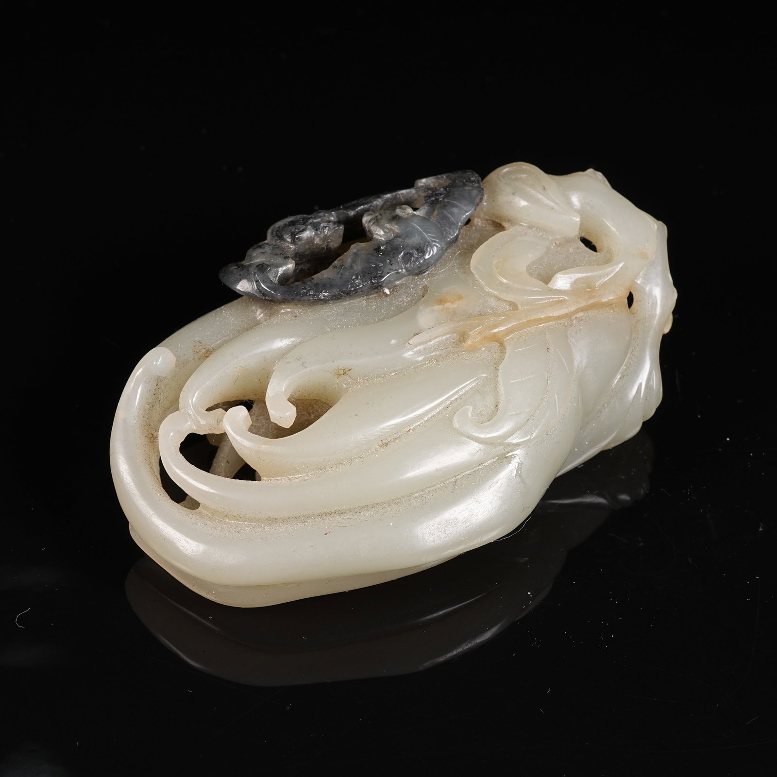 A HETIAN JADE BERGAMOT PENDANT: Hetian Jade Bergamot Pendant