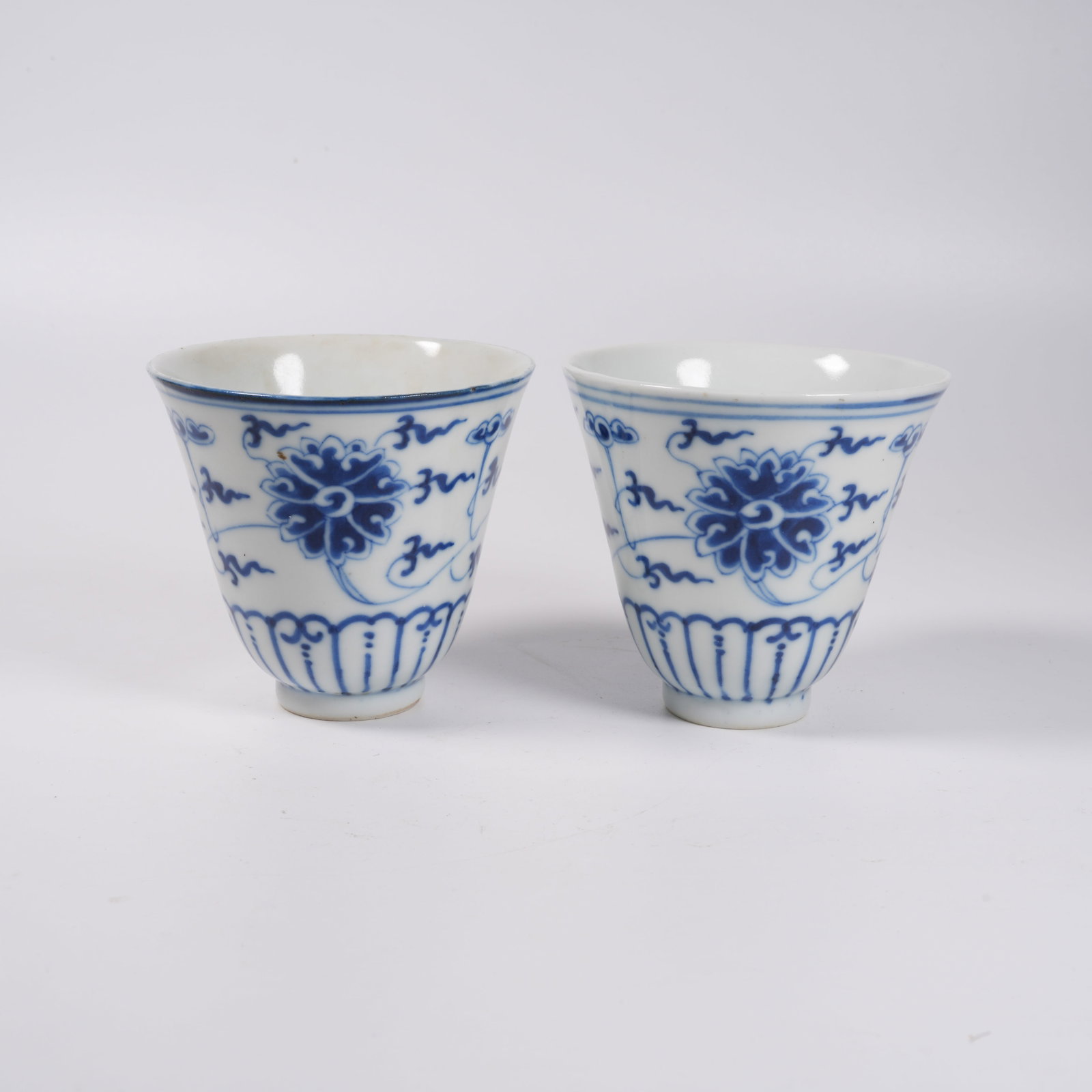 A SET OF BLUE AND WHITE CUPS WITH INTERLOCKING FLORAL SCROLL PATTERN (1 of 9)