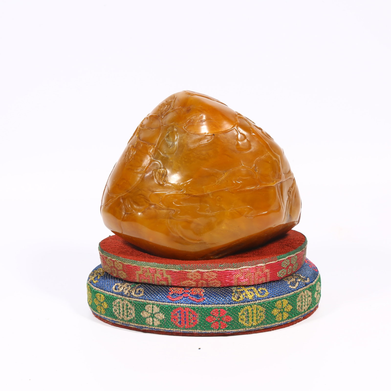 A SHOUSHAN TIANHUANG STONE MINIATURE MOUNTAIN WITH SHALLOW-CARVED "PROSPERITY FOR GENERATIONS" MOTIF: Shoushan Tianhuang stone miniature mountain with shallow-carved "Prosperity for Generations" motif