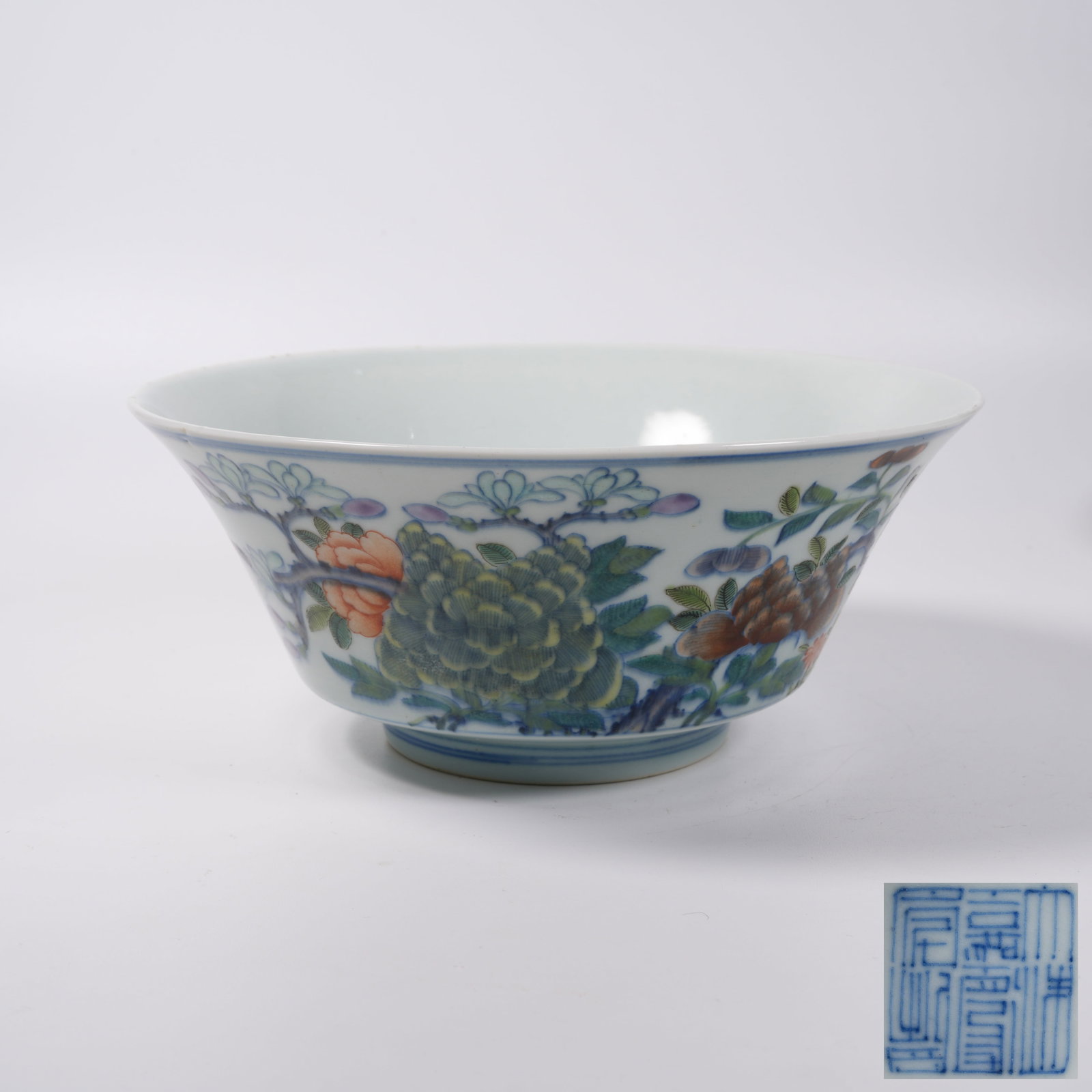 A DOUCAI LARGE BOWL WITH FLORAL PATTERN (1 of 9)