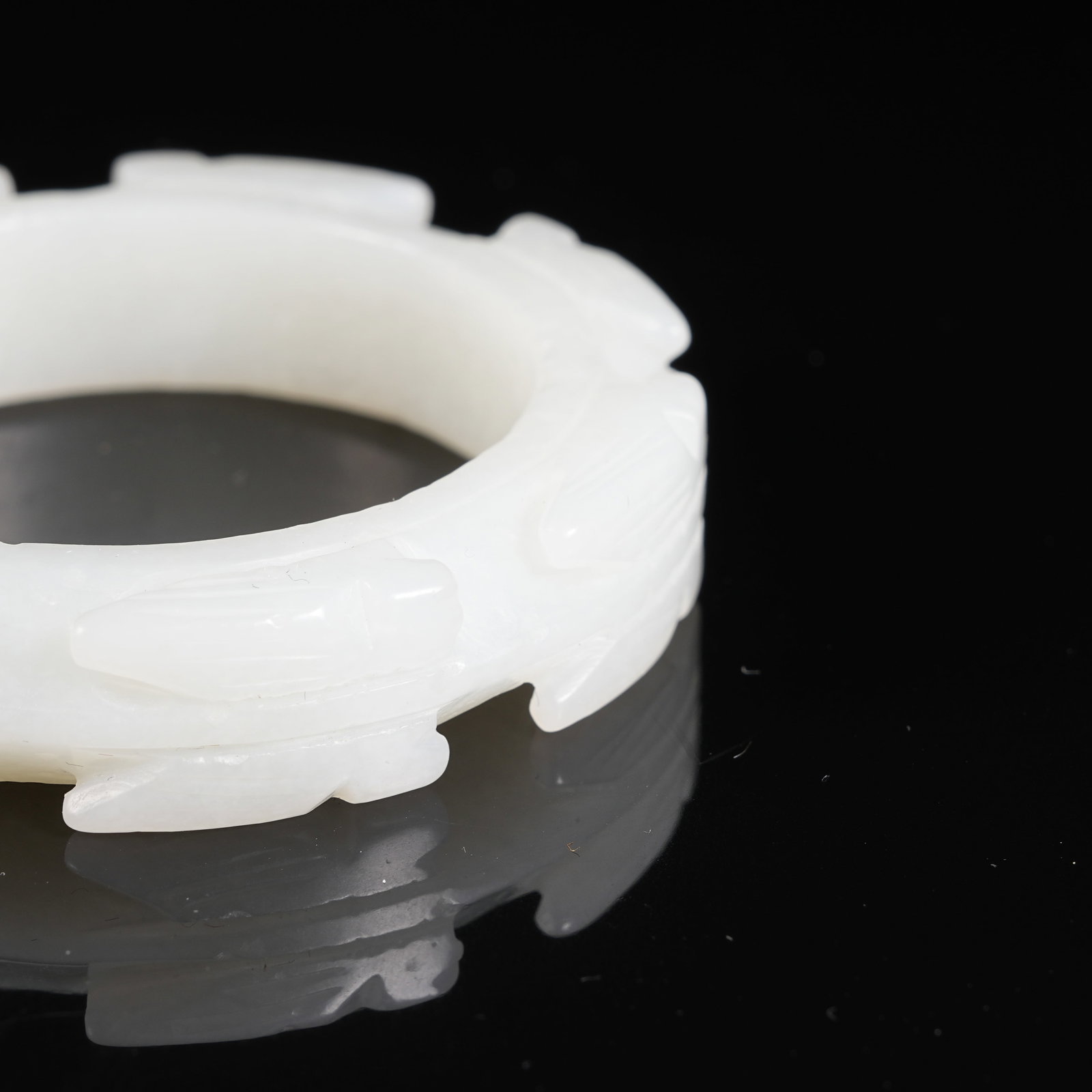 A HETIAN JADE RING WITH CICADA PATTERN - 5