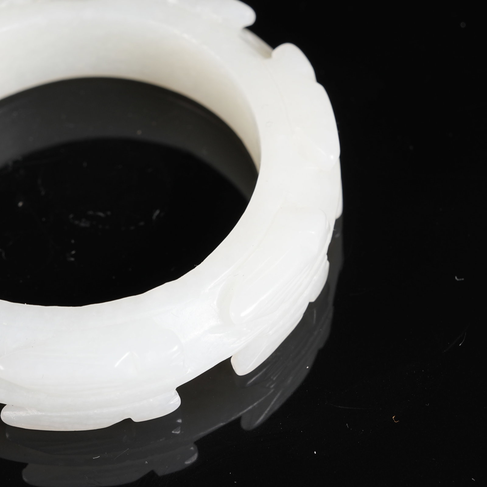 A HETIAN JADE RING WITH CICADA PATTERN - 7