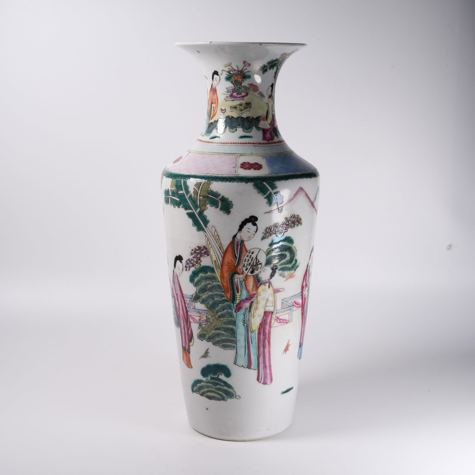 A WUCAI MALLET VASE WITH COURTYARD LADY SCENE (1 of 10)