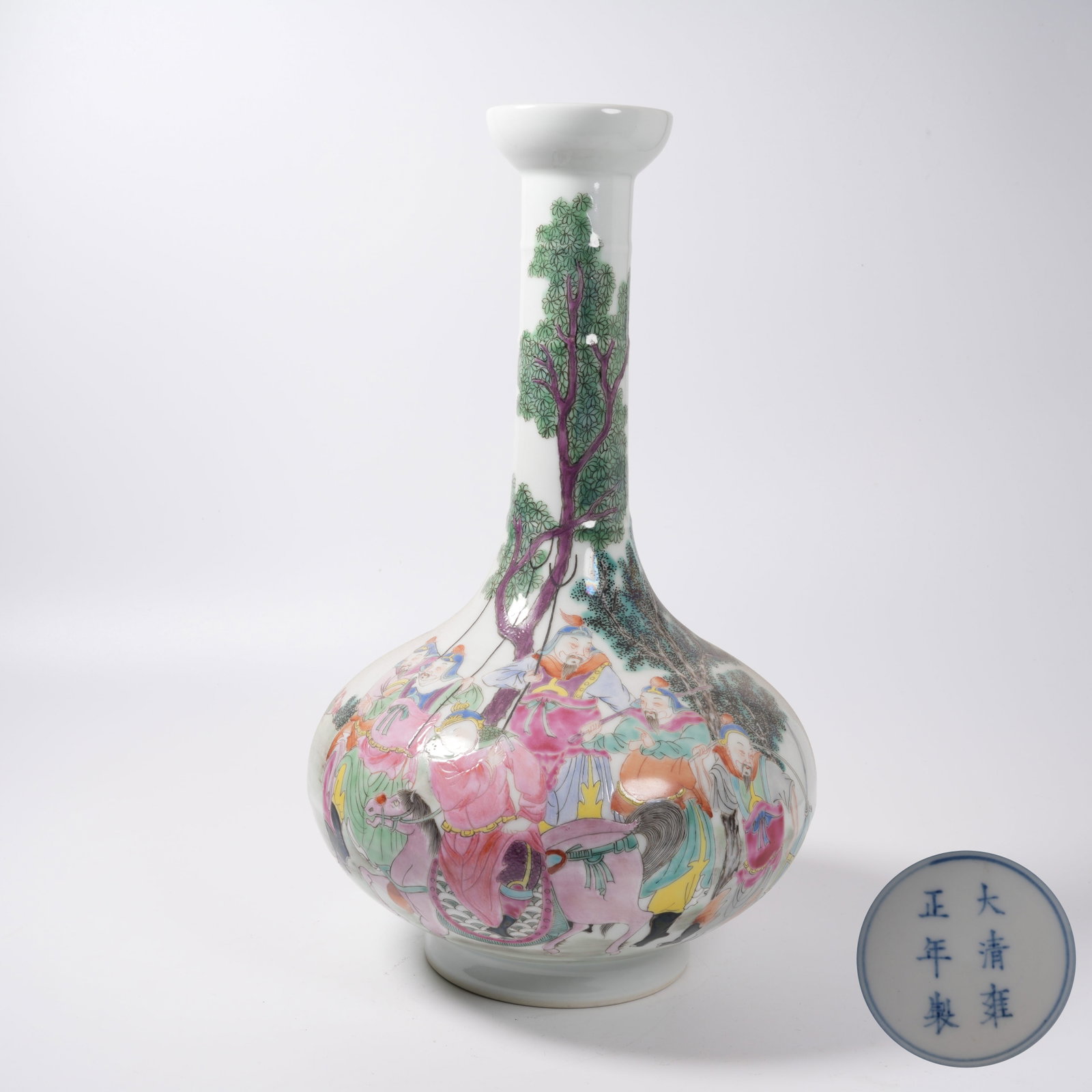 A WUCAI LONG-NECKED VASE WITH STRING PATTERN AND OPERA FIGURE STORY PATTERN: Wucai Long-Necked Vase with String Pattern and Opera Figure Story Pattern