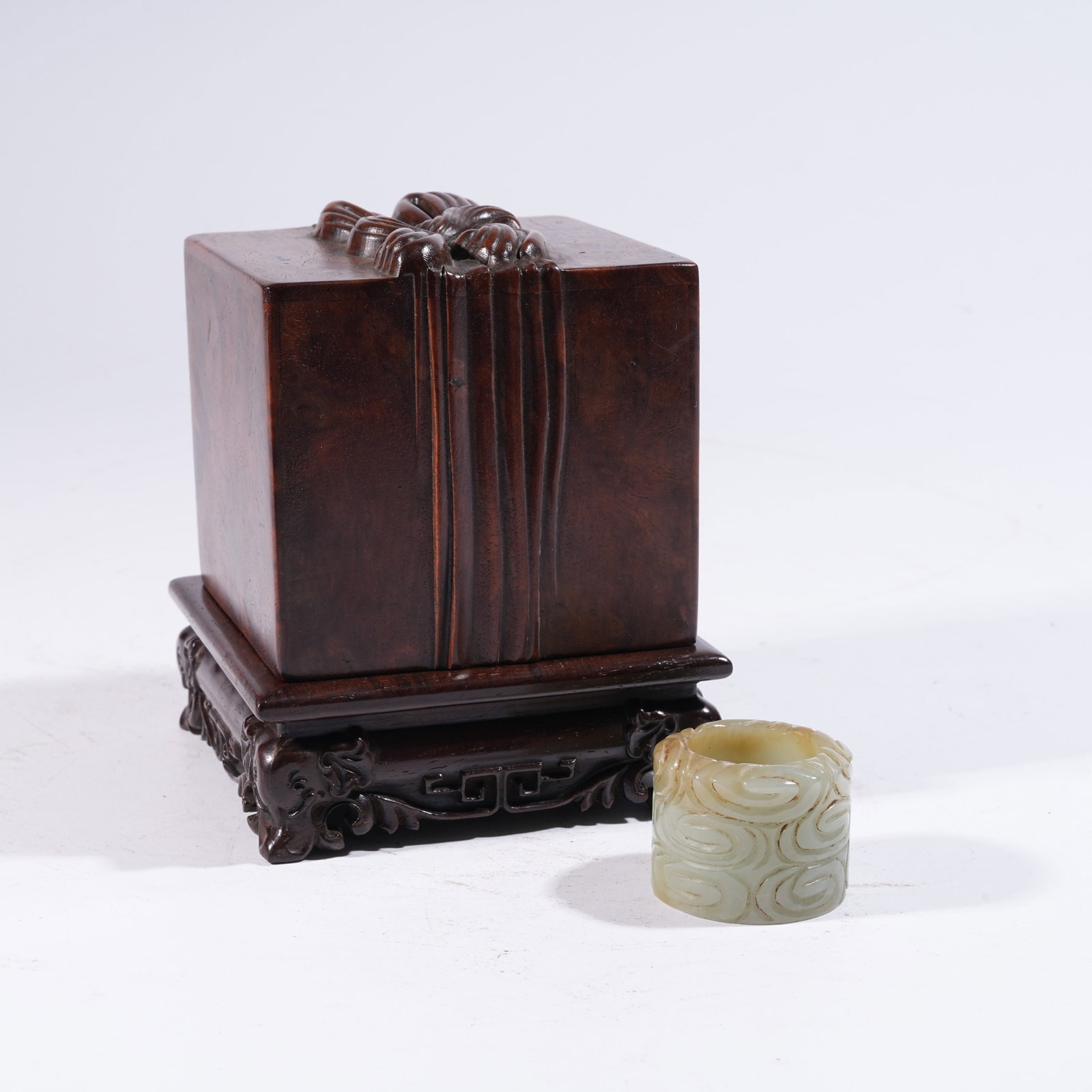 A THUMB RING BOX IN BURL WOOD (WITH HETIAN JADE THUMB RING CARVED WITH CLOUD MOTIF): Thumb Ring Box in Burl Wood (with Hetian Jade Thumb Ring Carved with Cloud Motif)