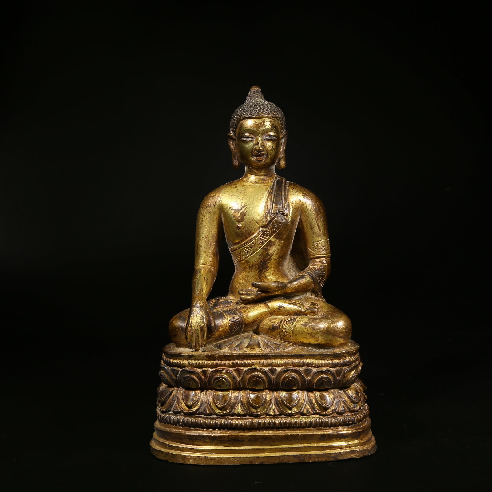 A GILDED BRONZE STATUE OF SHAKYAMUNI BUDDHA: Gilded Bronze Statue of Shakyamuni Buddha