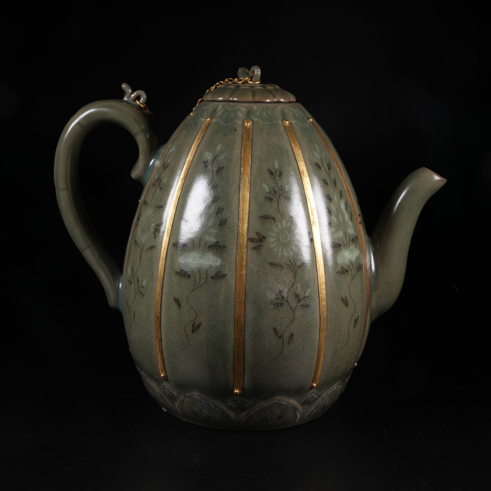 A LONGQUAN KILN MELON-RIBBED EWER WITH INK FLORAL PATTERN (1 of 10)