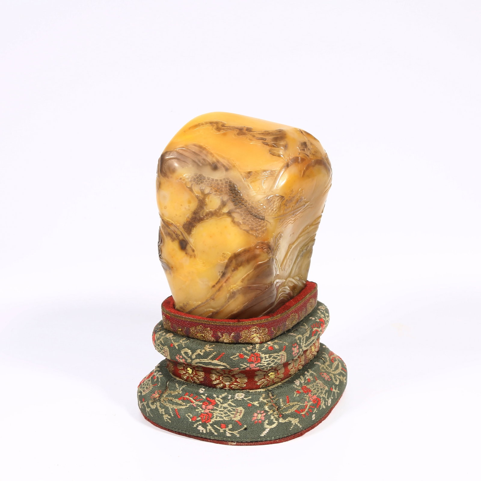 A SHOUSHAN TIANHUANG STONE LANDSCAPE-AND-FIGURES ORNAMENT WITH CROW-SKIN COLORATION: Shoushan Tianhuang stone landscape-and-figures ornament with crow-skin coloration
