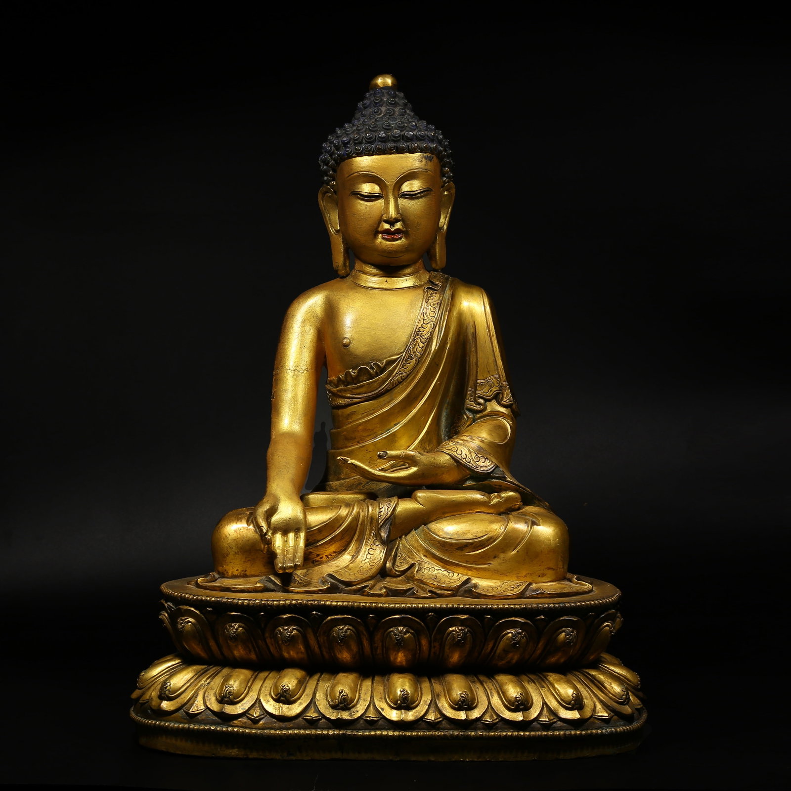 A GILDED BRONZE STATUE OF SHAKYAMUNI BUDDHA: Gilded Bronze Statue of Shakyamuni Buddha