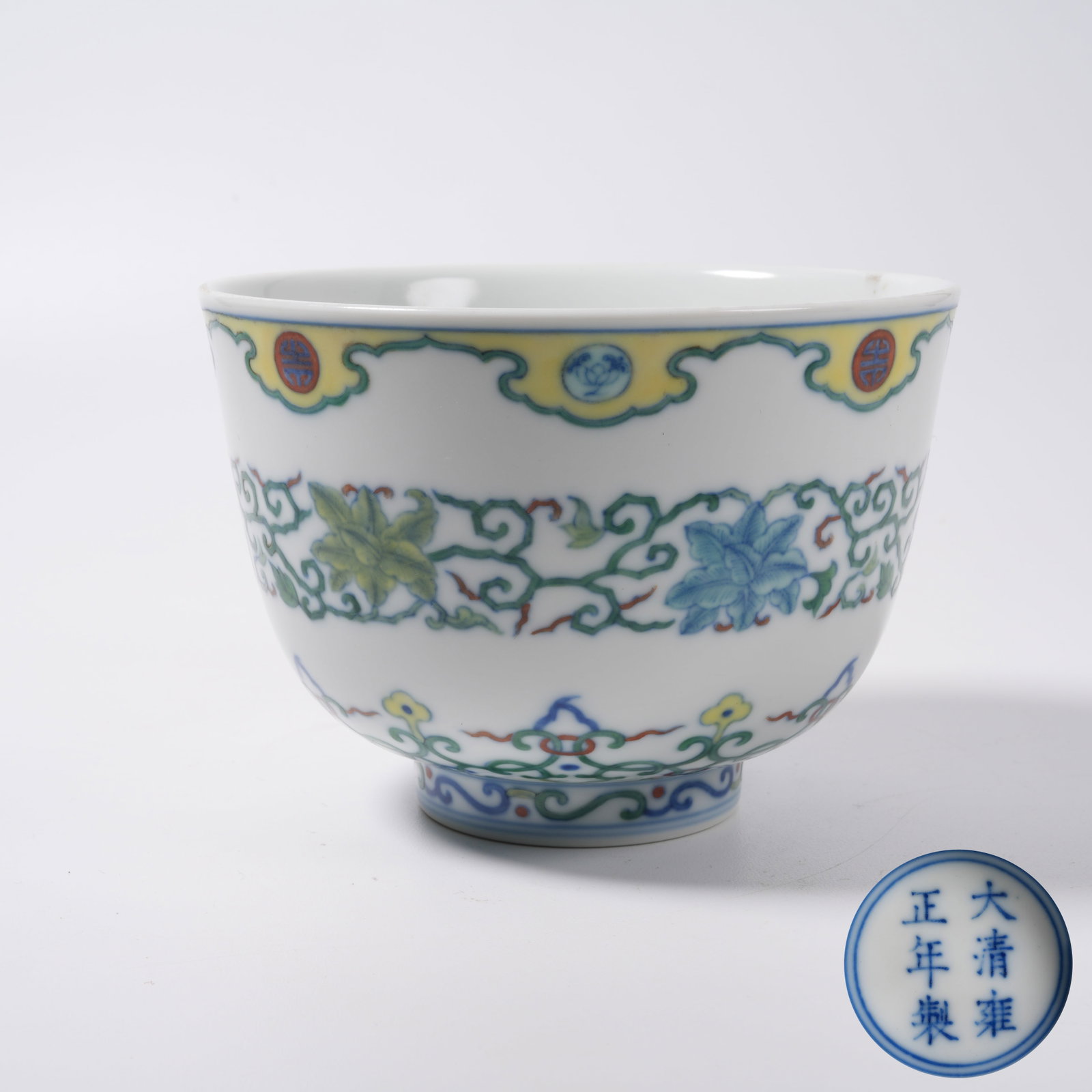 A DOUCAI BOWL WITH INTERLOCKING FLORAL PATTERN: Doucai Bowl with Interlocking Floral Pattern
