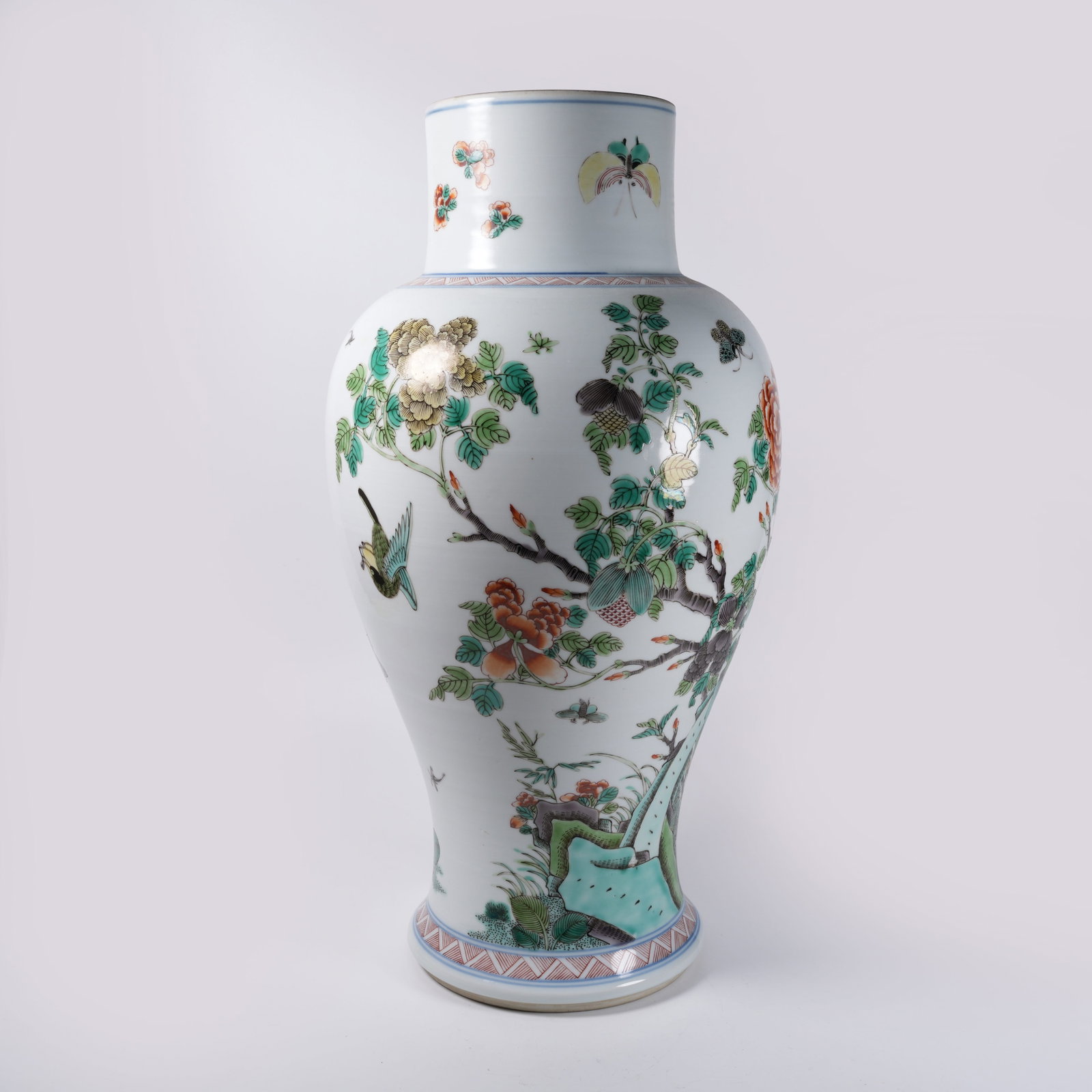 A WUCAI APPRECIATION VASE WITH FLOWER AND BIRD PATTERN: Wucai Appreciation Vase with Flower and Bird Pattern