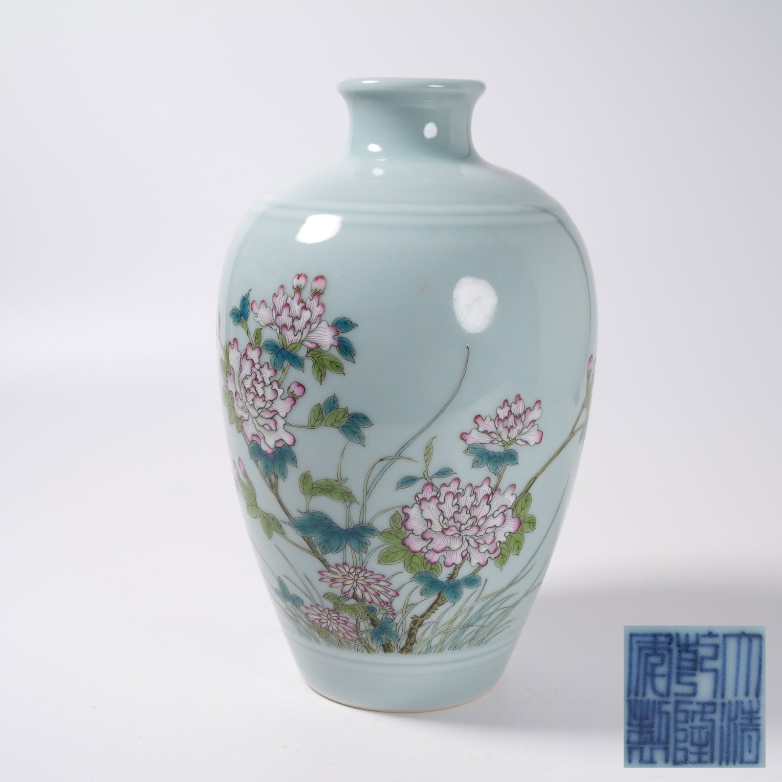 A FAMILLE ROSE VASE WITH FLORAL PATTERN (1 of 9)