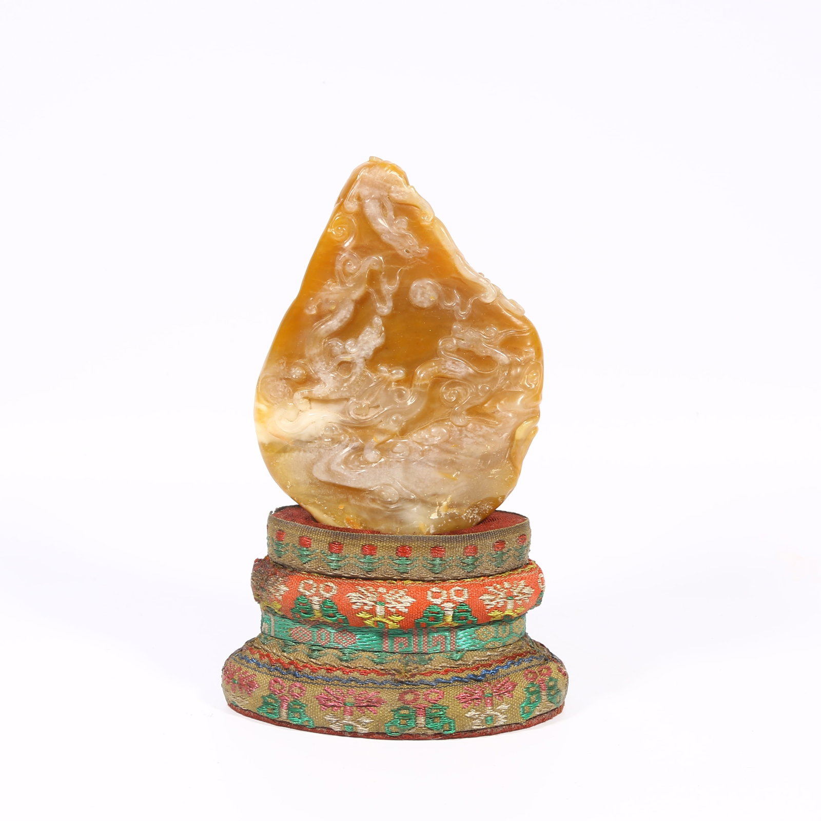 A SHOUSHAN TIANHUANG STONE ORNAMENT WITH SKIN-RETAINED CHI-DRAGON DESIGN: Shoushan Tianhuang stone ornament with skin-retained chi-dragon design