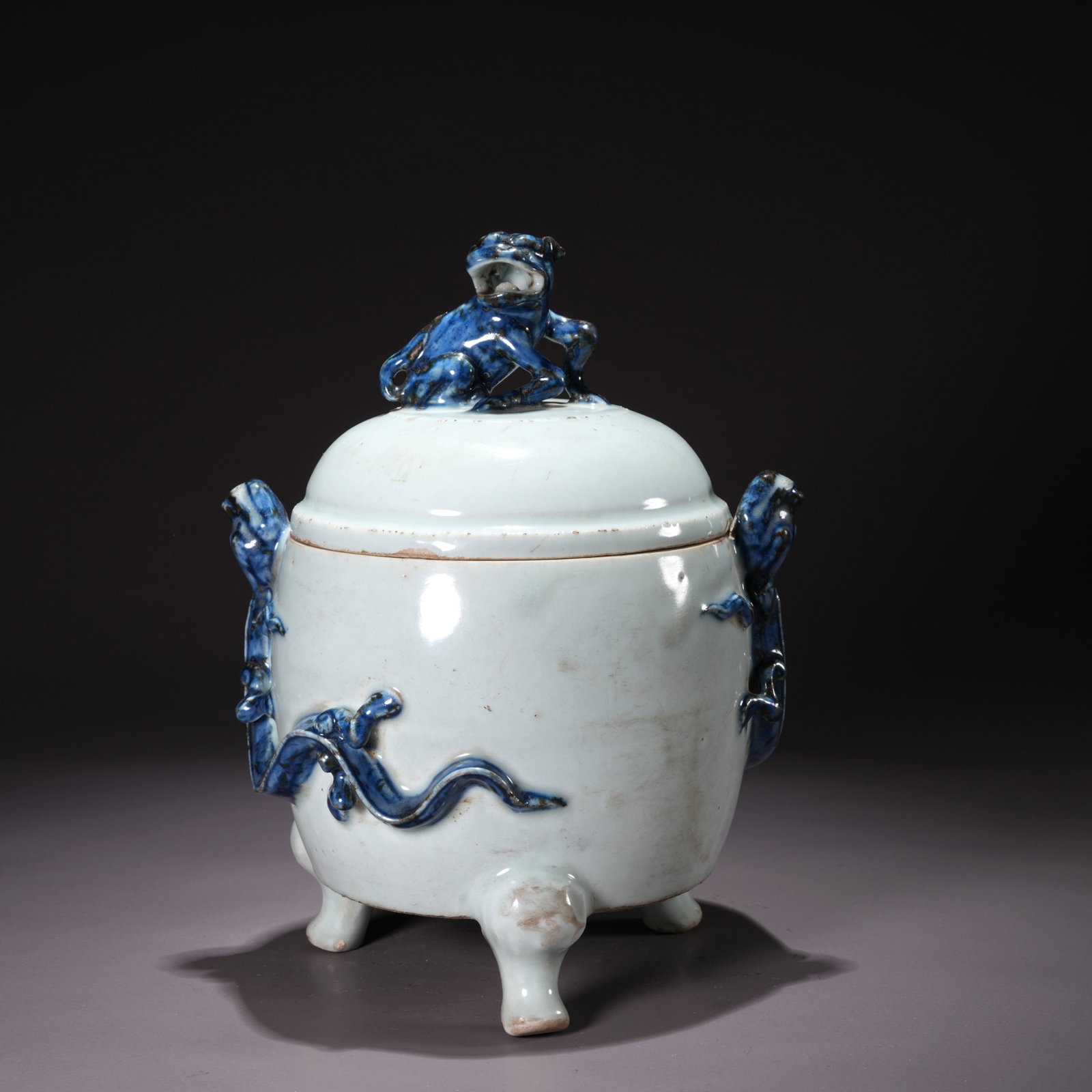 A BLUE-AND-WHITE TRIPOD CENSER WITH BEAST KNOB: Blue-and-White Tripod Censer with Beast Knob