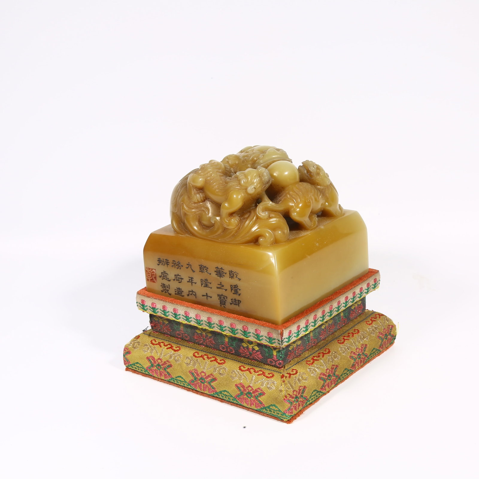 A SHOUSHAN STONE SEAL WITH LARGE AND SMALL LION-SHAPED KNOBS: Shoushan stone seal with large and small lion-shaped knobs