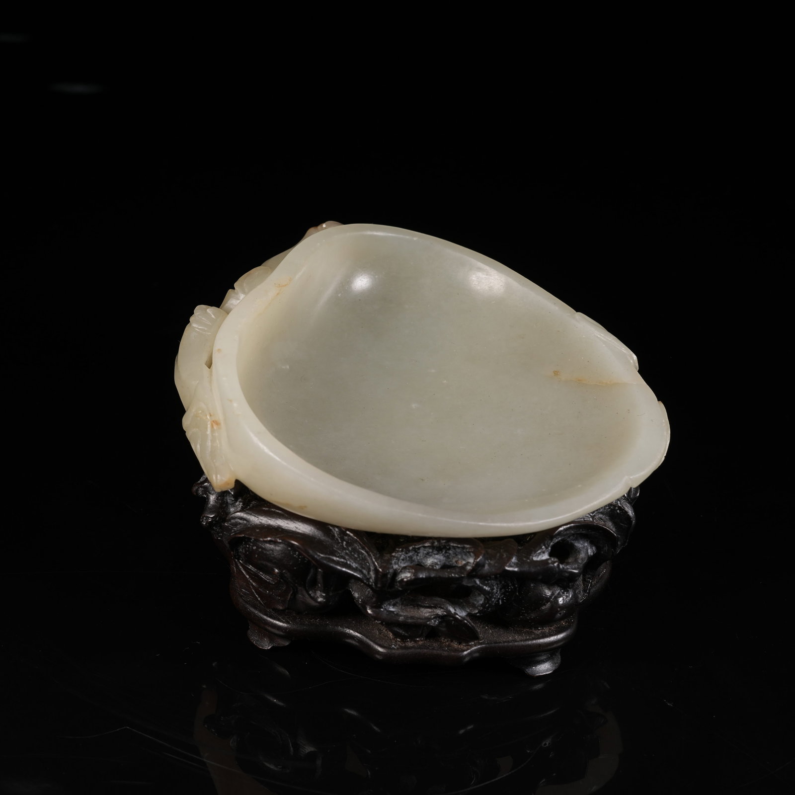 A HETIAN JADE PEACH-SHAPED INK DISH: Hetian Jade Peach-shaped Ink Dish