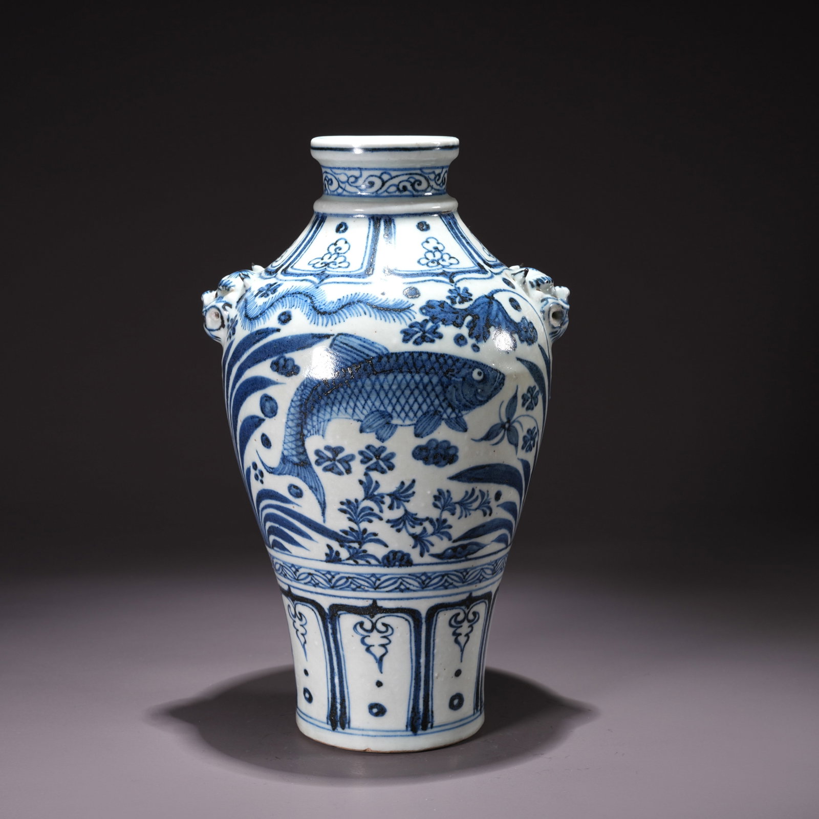 A BLUE-AND-WHITE DOUBLE-BEAST-HANDLED VASE WITH FISH AND ALGAE MOTIFS (1 of 9)
