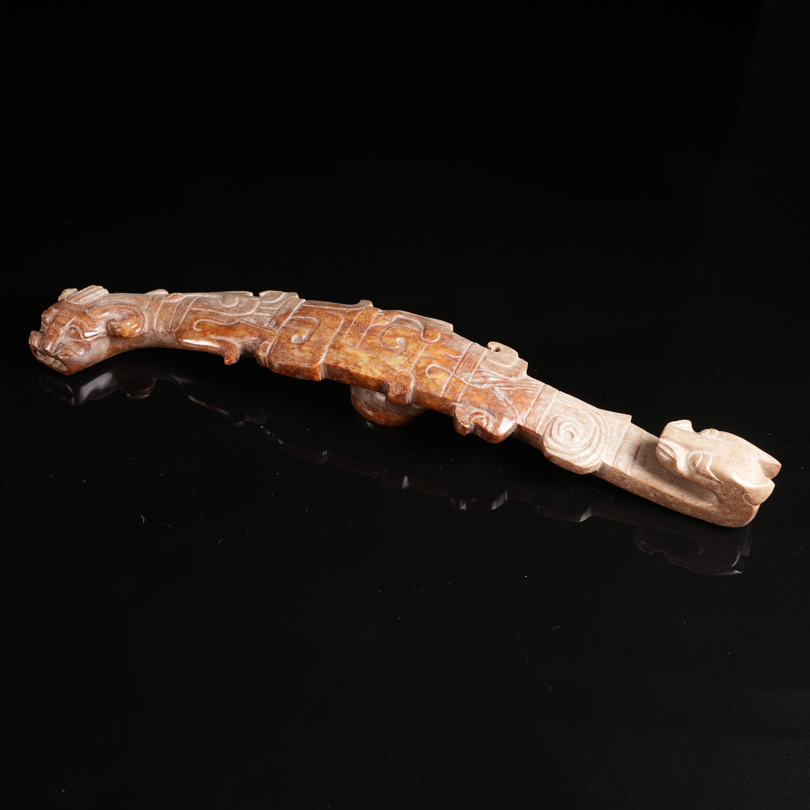 A ANCIENT JADE DOUBLE DRAGON HEAD BELT HOOK: Ancient Jade Double Dragon Head Belt Hook