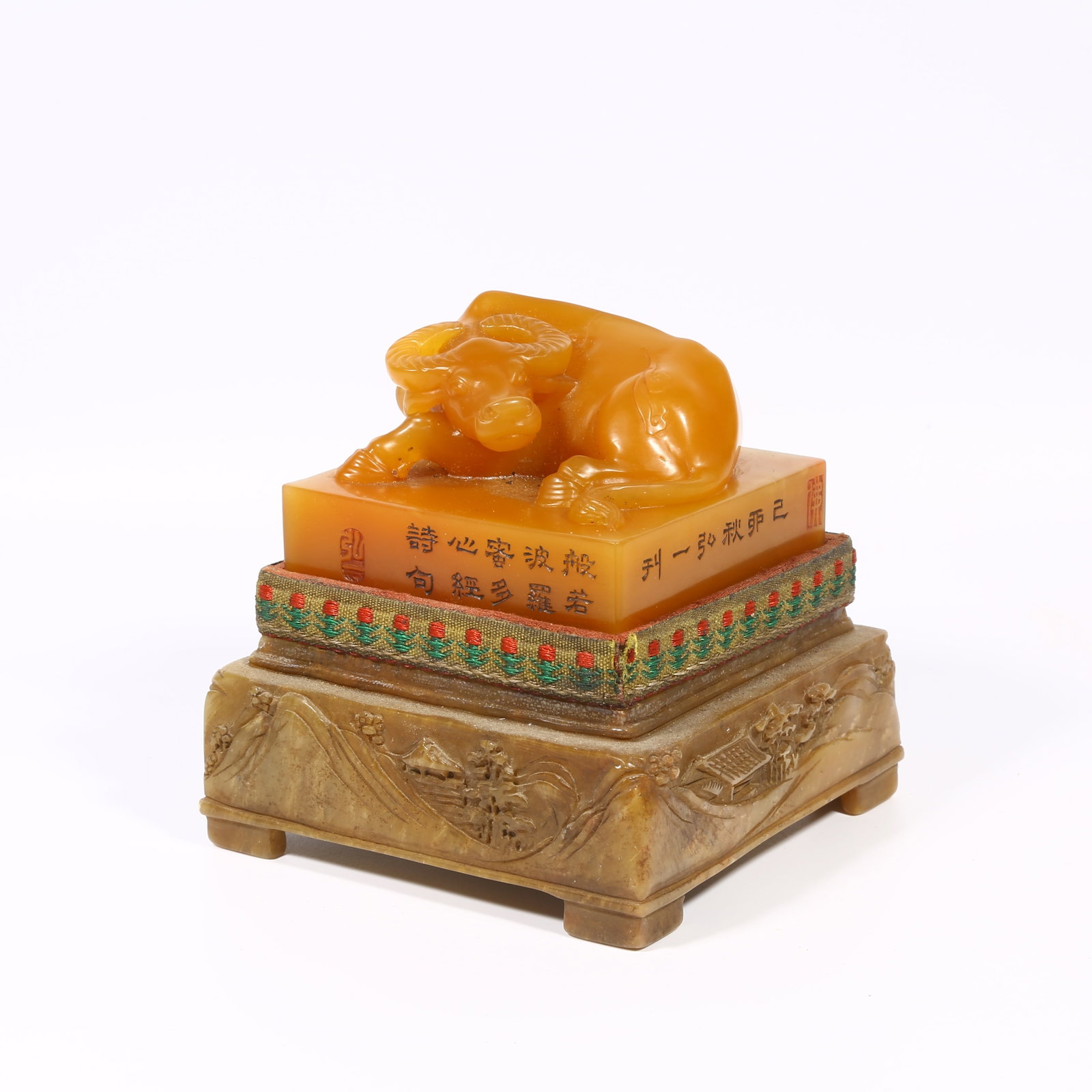 A SHOUSHAN TIANHUANG STONE SEAL WITH OX-SHAPED KNOB (1 of 8)