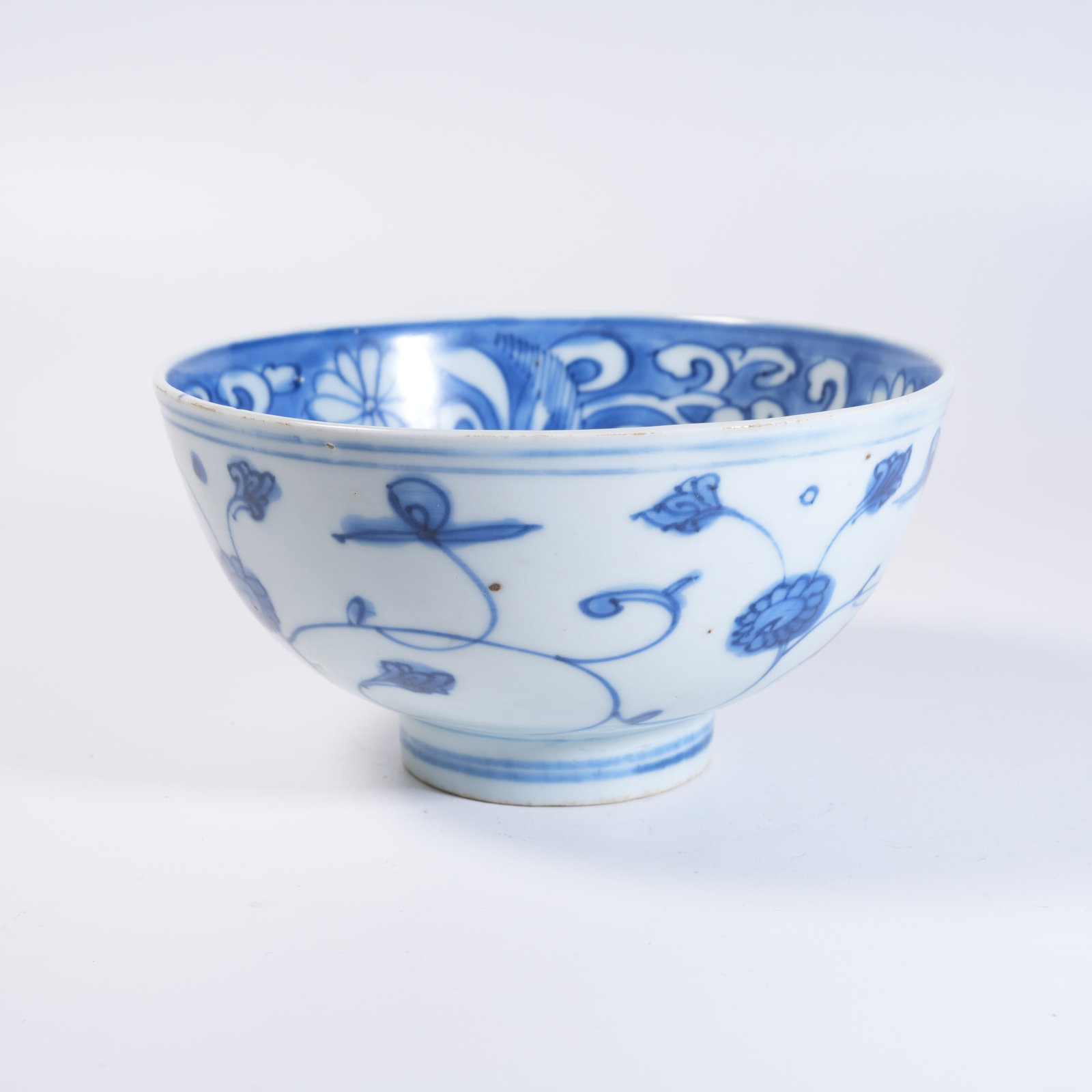 A BLUE AND WHITE BOWL WITH FLORAL PATTERN: Blue and White Bowl with Floral Pattern