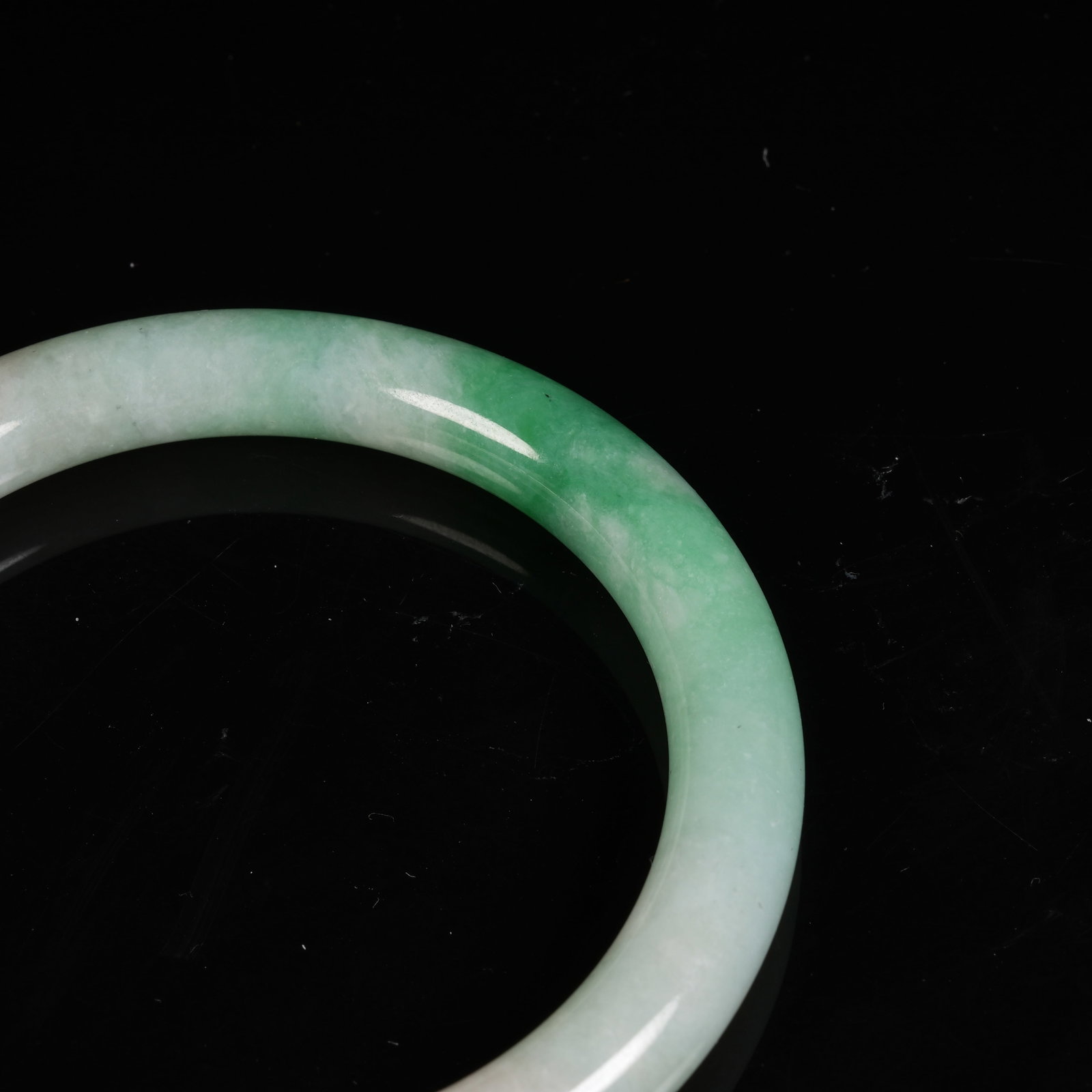 A JADEITE CIRCULAR RING - 9