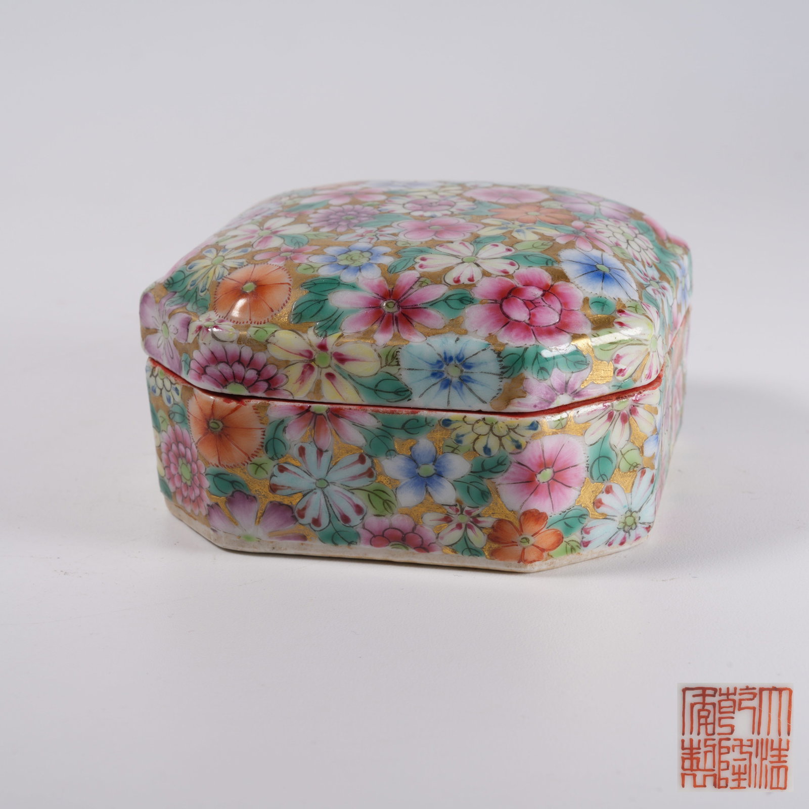 A FAMILLE ROSE SQUARE QUATREFOIL VERMILION PASTE BOX WITH FLORAL PATTERN: Famille Rose Square Quatrefoil Vermilion Paste Box with Floral Pattern