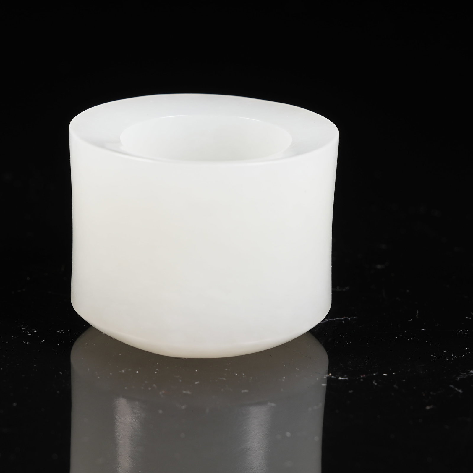 A WHITE HETIAN JADE PLAIN THUMB RING: White Hetian Jade Plain Thumb Ring
