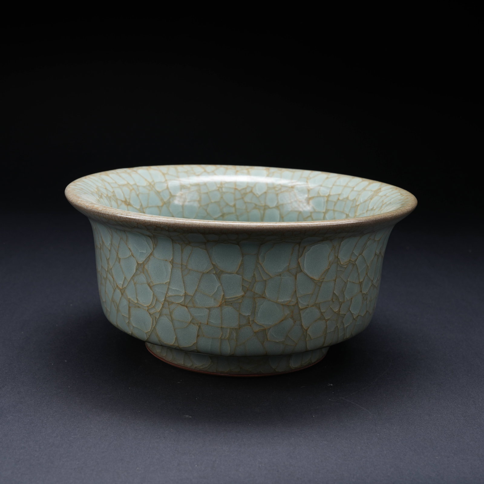 A FENCAI GLAZED ICE-CRYSTAL PATTERN LARGE FOLDED-RIM BOWL: Fencai Glazed Ice-Crystal Pattern Large Folded-Rim Bowl