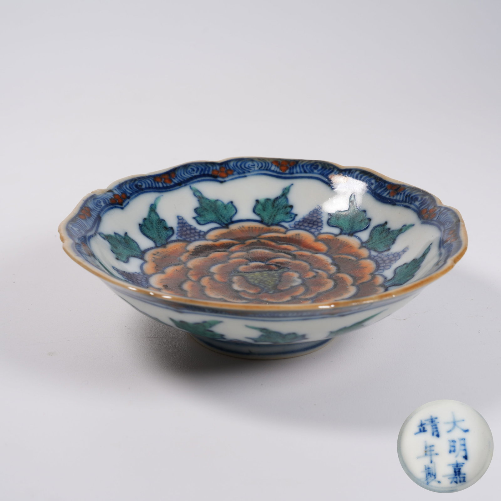 A DOUCAI FLOWER-RIMMED PLATE WITH FLORAL PATTERN: Doucai Flower-rimmed Plate with Floral Pattern