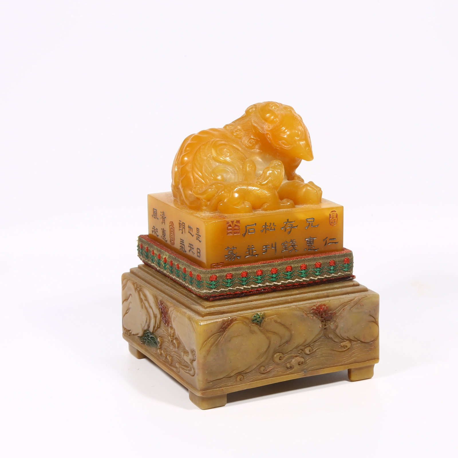 A SHOUSHAN TIANHUANG STONE SEAL WITH BEAST-SHAPED KNOB (1 of 8)