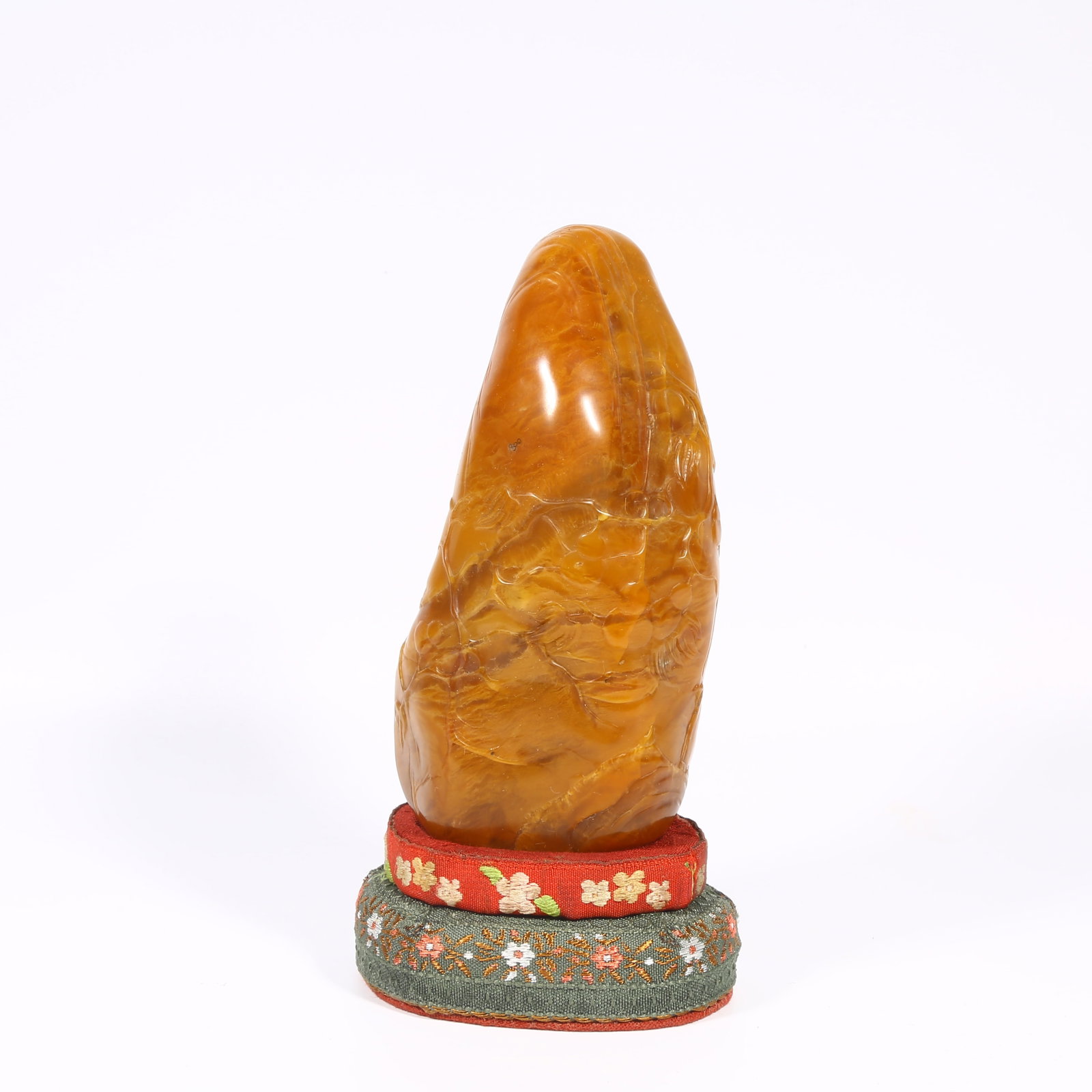 A SHOUSHAN TIANHUANG STONE MINIATURE MOUNTAIN WITH SHALLOW-CARVED "PROSPERITY FOR GENERATIONS" MOTIF: Shoushan Tianhuang stone miniature mountain with shallow-carved "Prosperity for Generations" motif