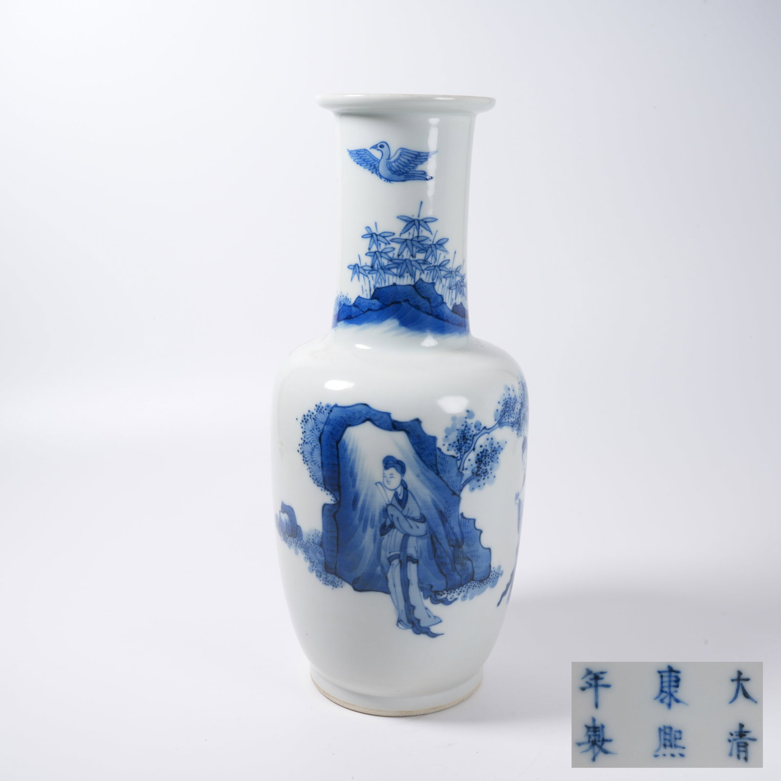 A BLUE AND WHITE MALLET VASE WITH BEAUTY PATTERN (1 of 9)