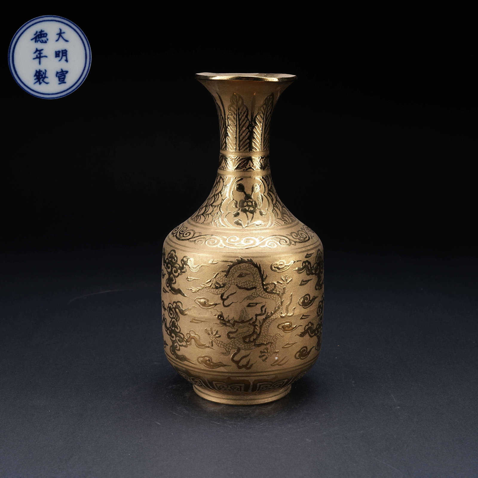 A GILDED GROUND VASE WITH CLOUD AND DRAGON PATTERN (1 of 9)