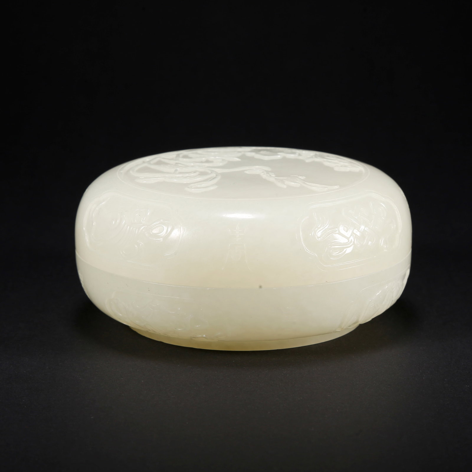 A HETIAN JADE COVERED BOX WITH FLORAL PATTERN: Hetian Jade Covered Box with Floral Pattern