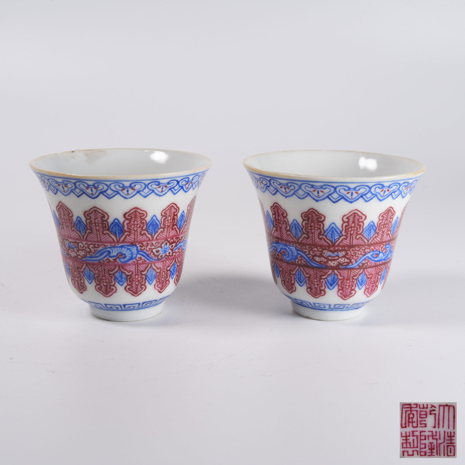 A SET OF BLUE AND WHITE ROUGE RED GLAZED CUPS (1 of 8)