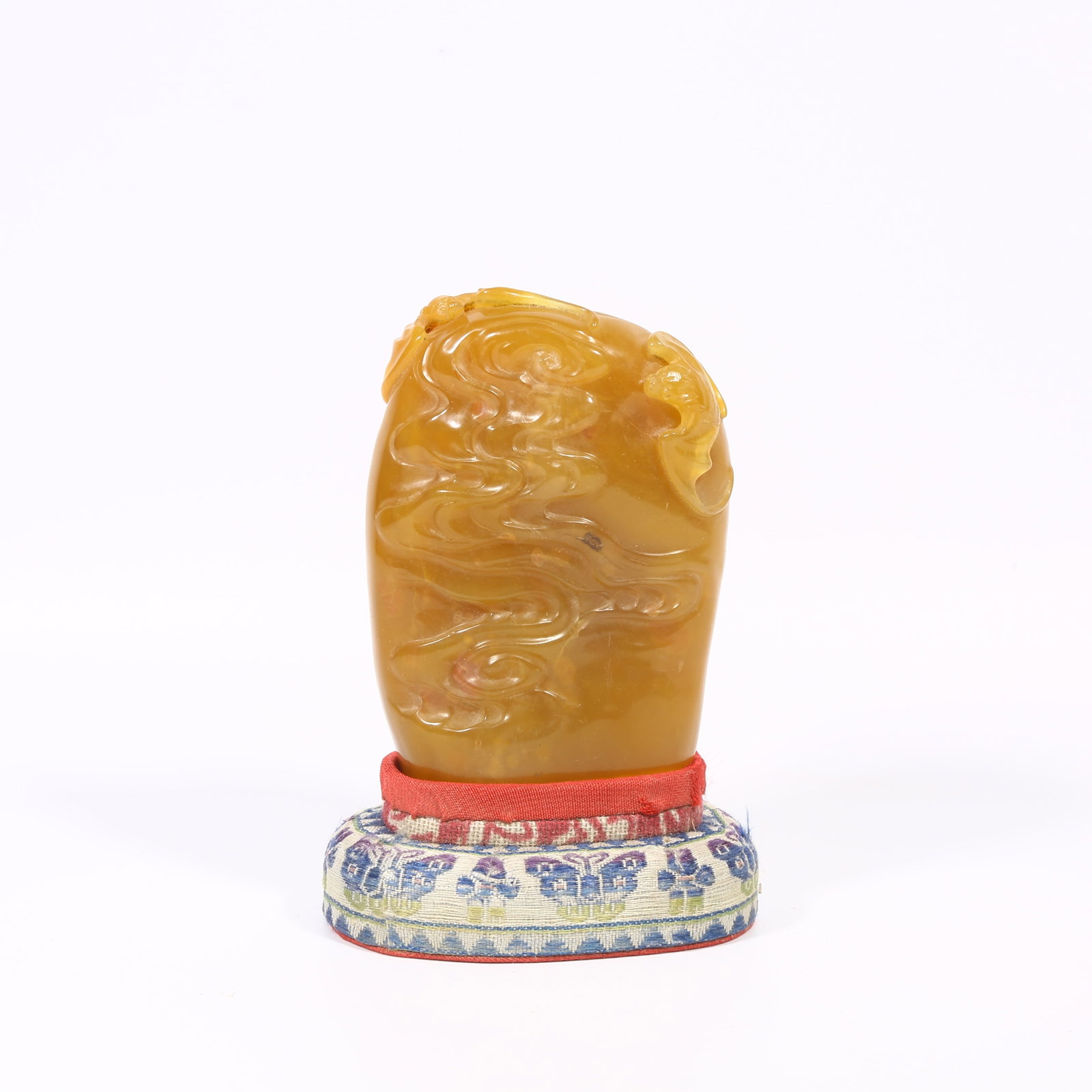 A SHOUSHAN TIANHUANG STONE SEAL WITH BAT-AND-CLOUD DESIGN: Shoushan Tianhuang stone seal with bat-and-cloud design
