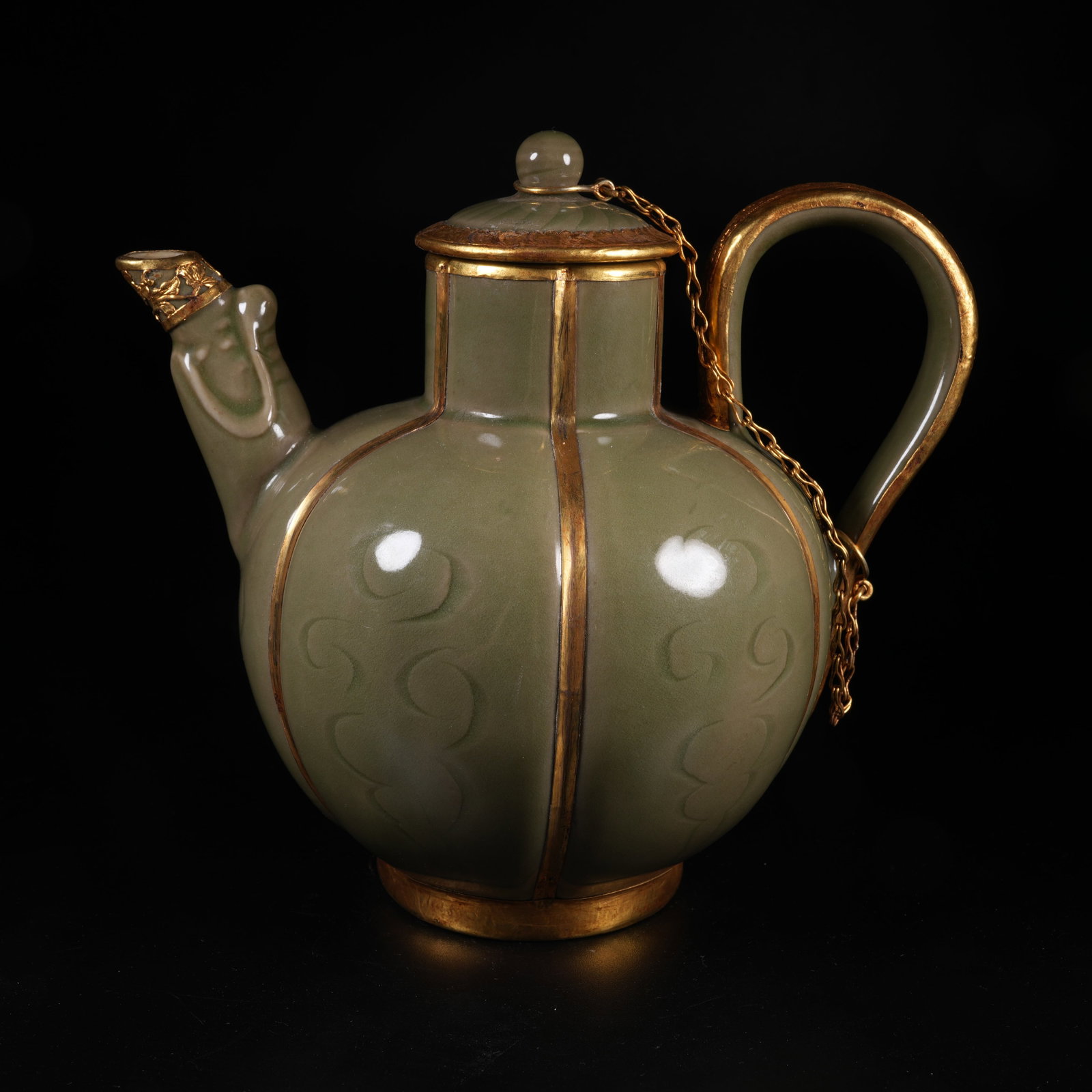 A LONGQUAN KILN MELON-RIBBED EWER (1 of 9)