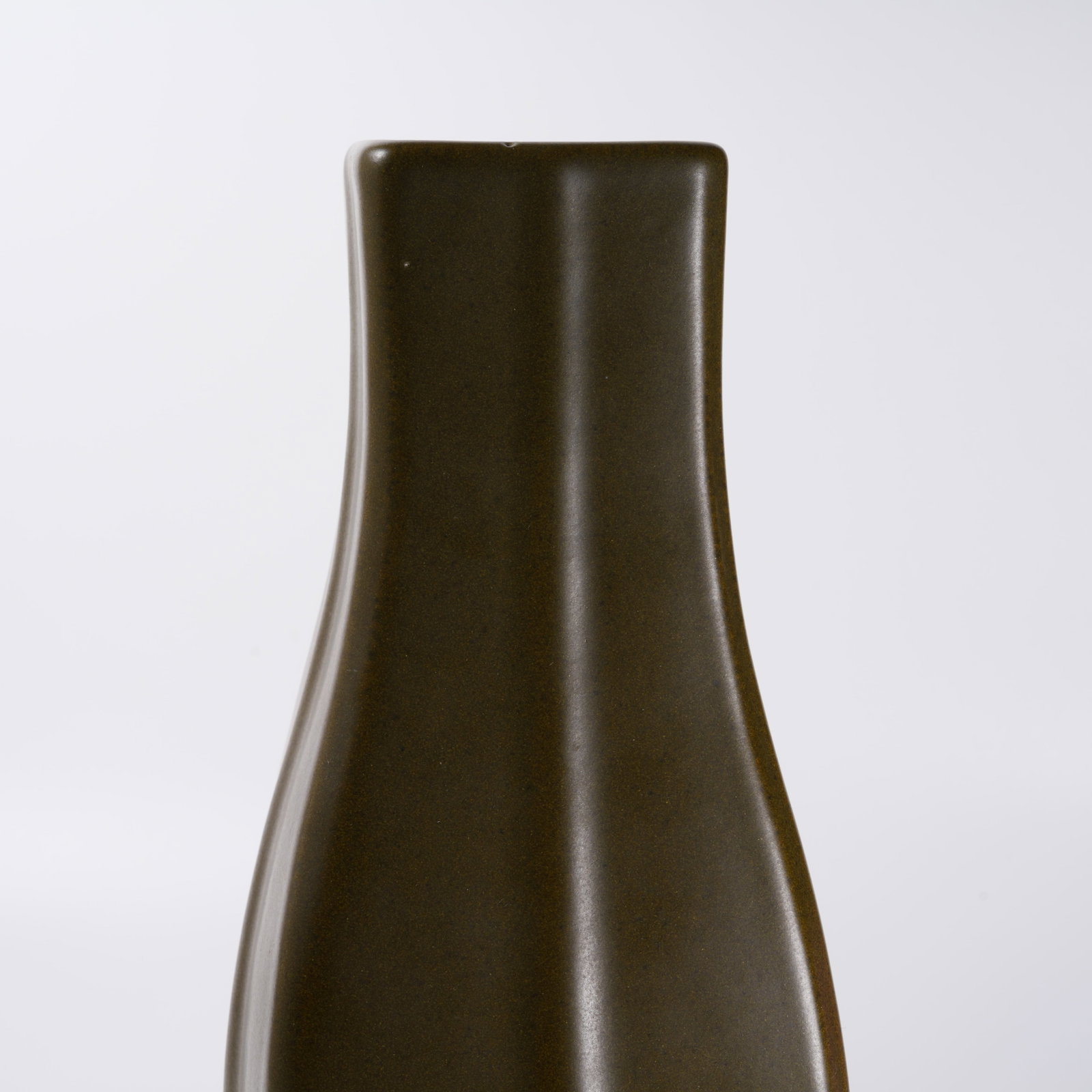 A TEA-DUST GLAZED SQUARE VASE - 5