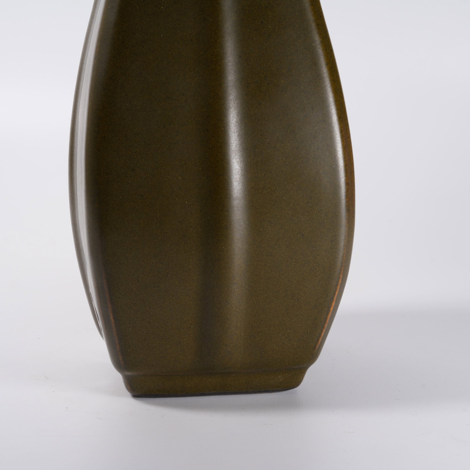 A TEA-DUST GLAZED SQUARE VASE - 6
