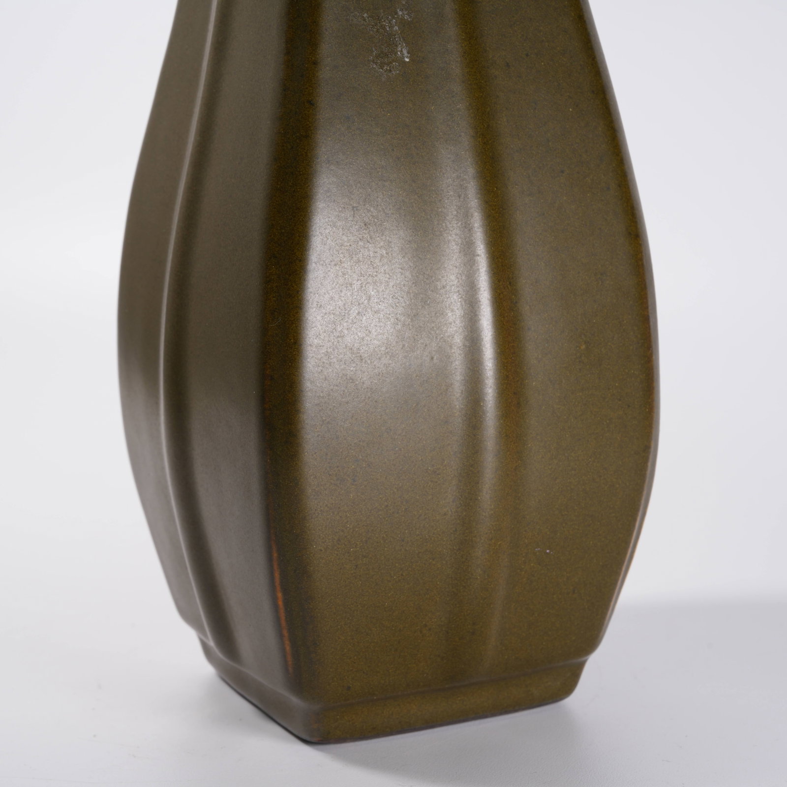 A TEA-DUST GLAZED SQUARE VASE - 7
