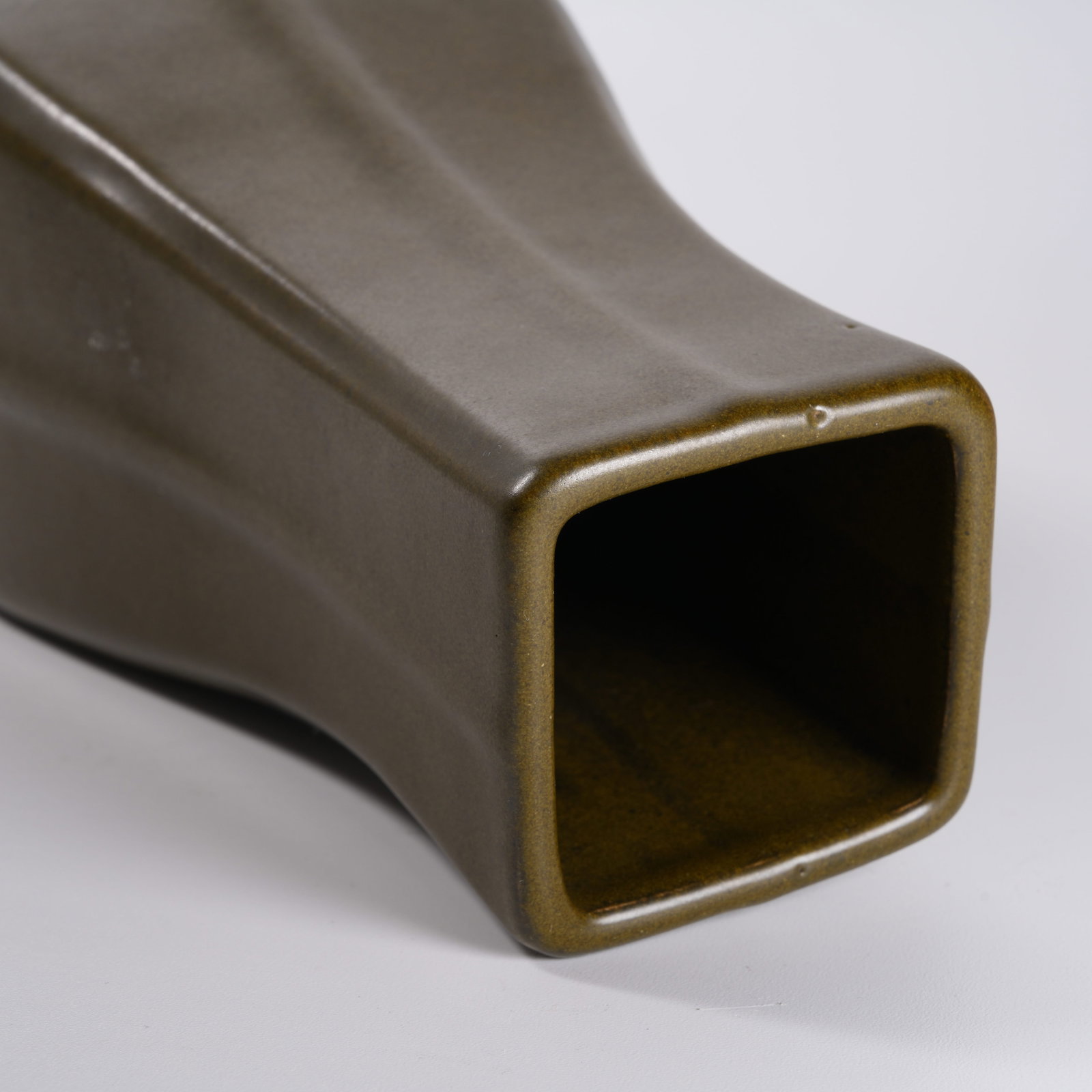 A TEA-DUST GLAZED SQUARE VASE - 8