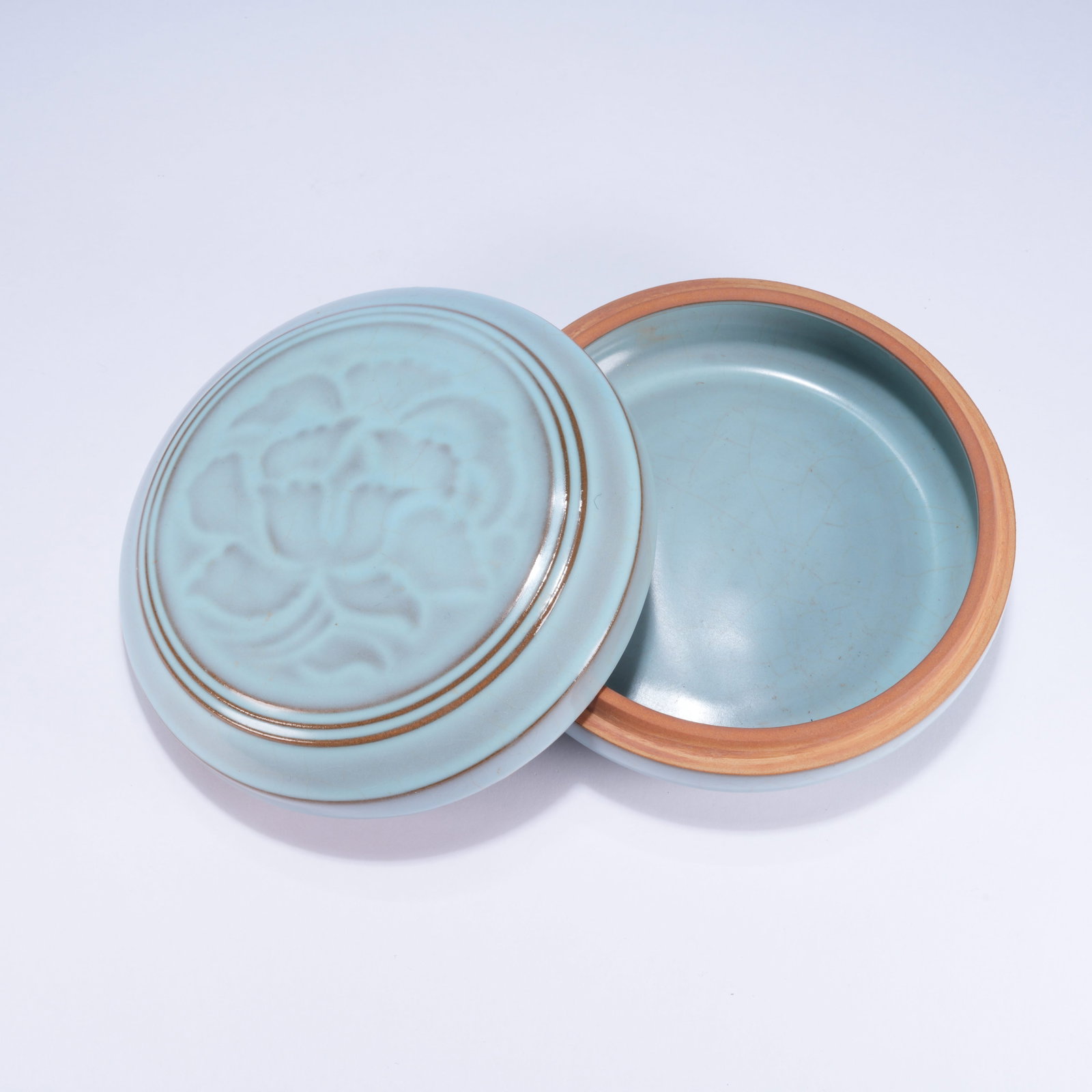 A POWDER GREEN GLAZED IRON-RED LIDDED BOX (1 of 10)