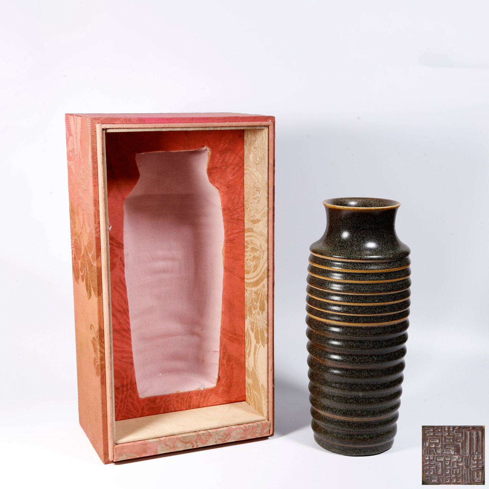 A TEA DUST GLAZE VASE WITH STRING PATTERNS (1 of 10)