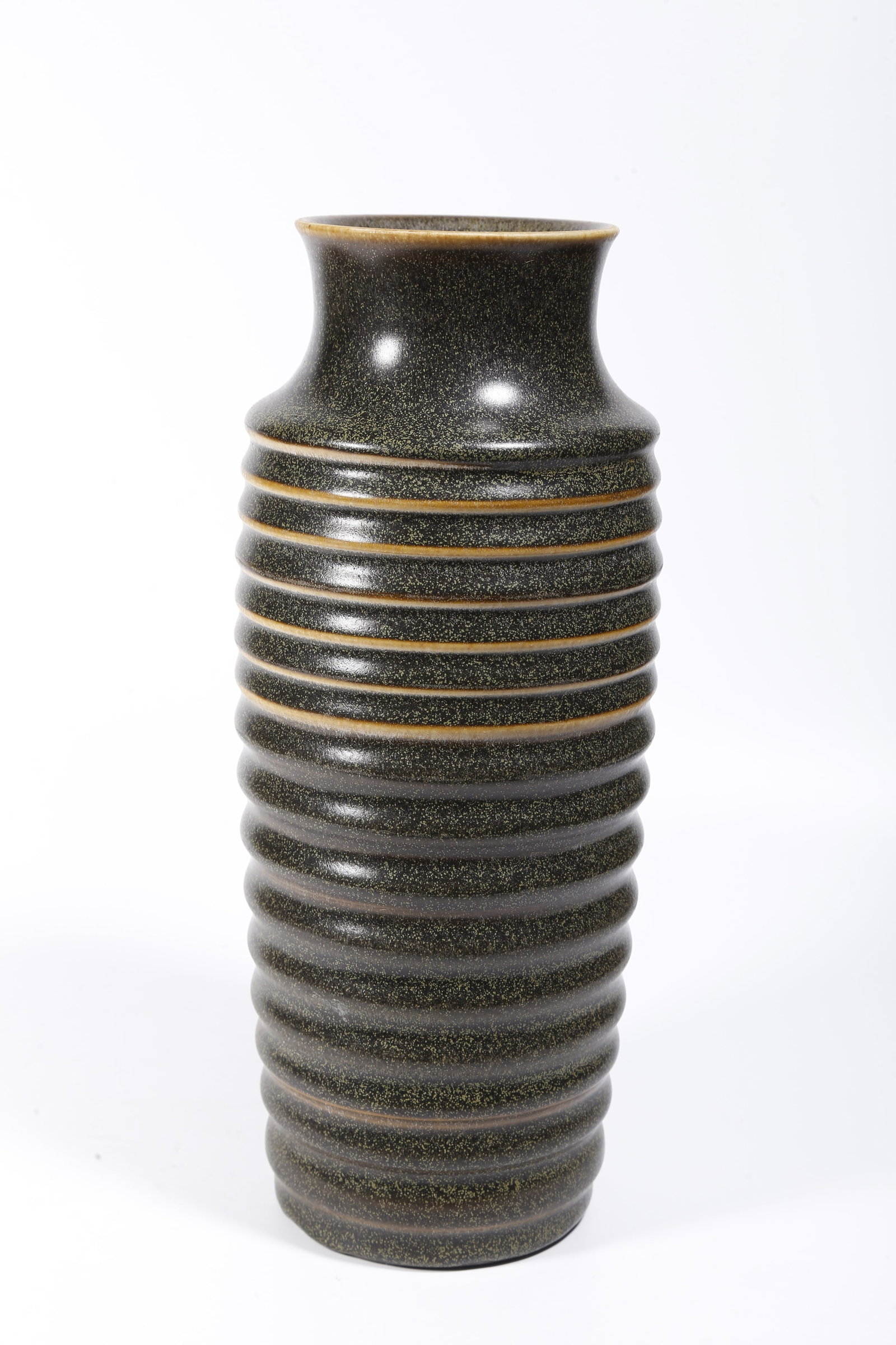 A TEA DUST GLAZE VASE WITH STRING PATTERNS - 2