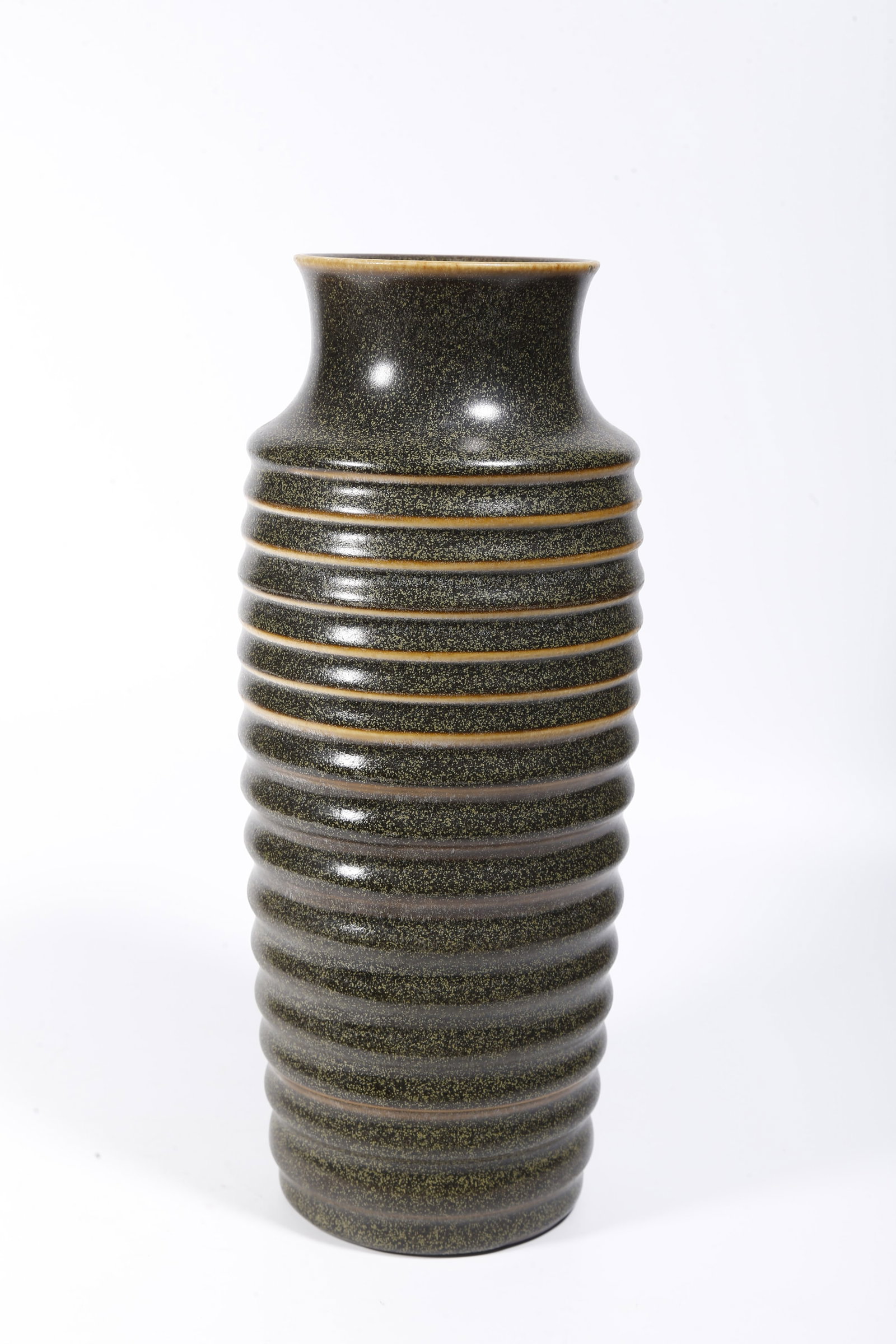 A TEA DUST GLAZE VASE WITH STRING PATTERNS - 4