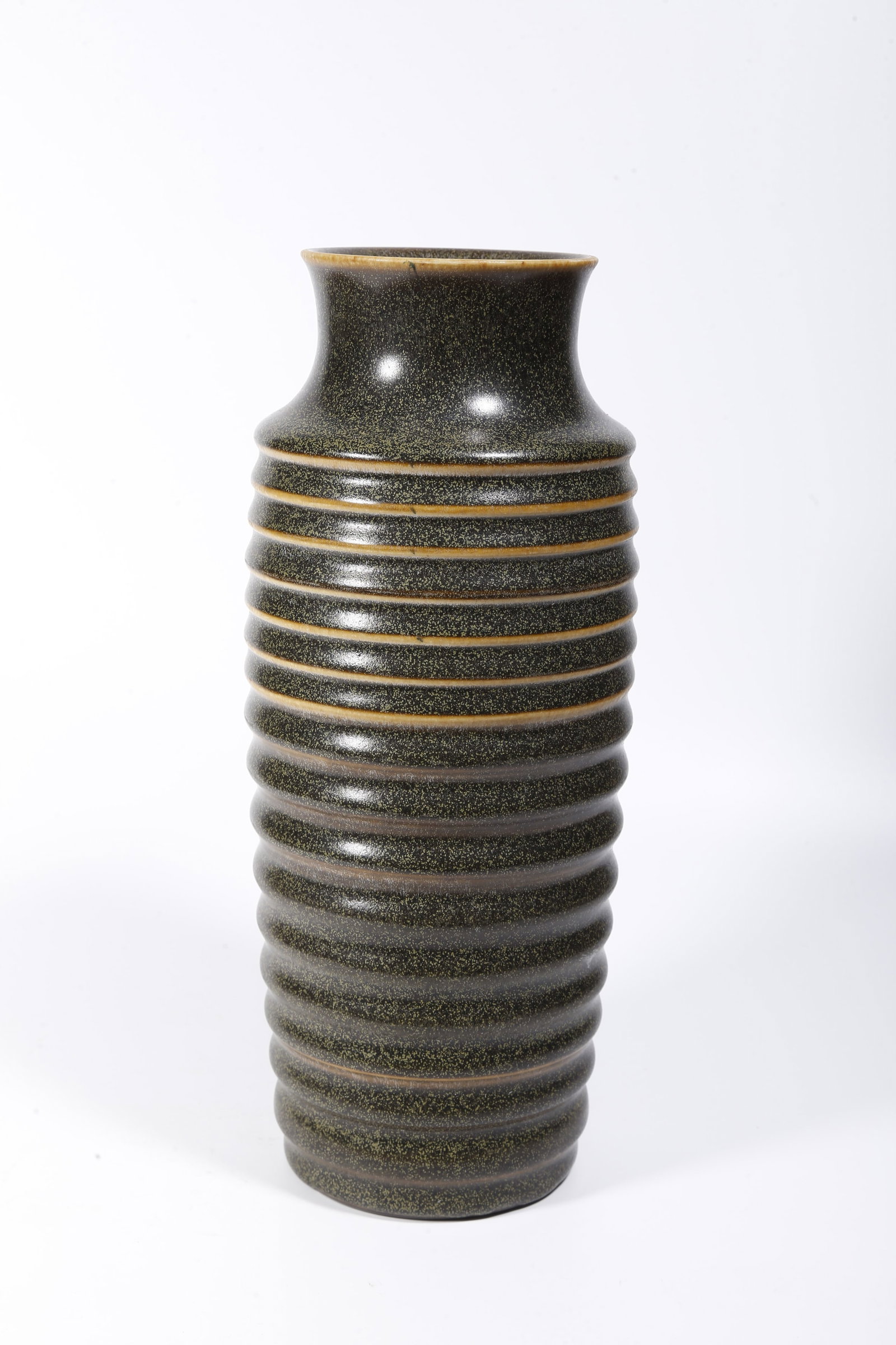 A TEA DUST GLAZE VASE WITH STRING PATTERNS - 5